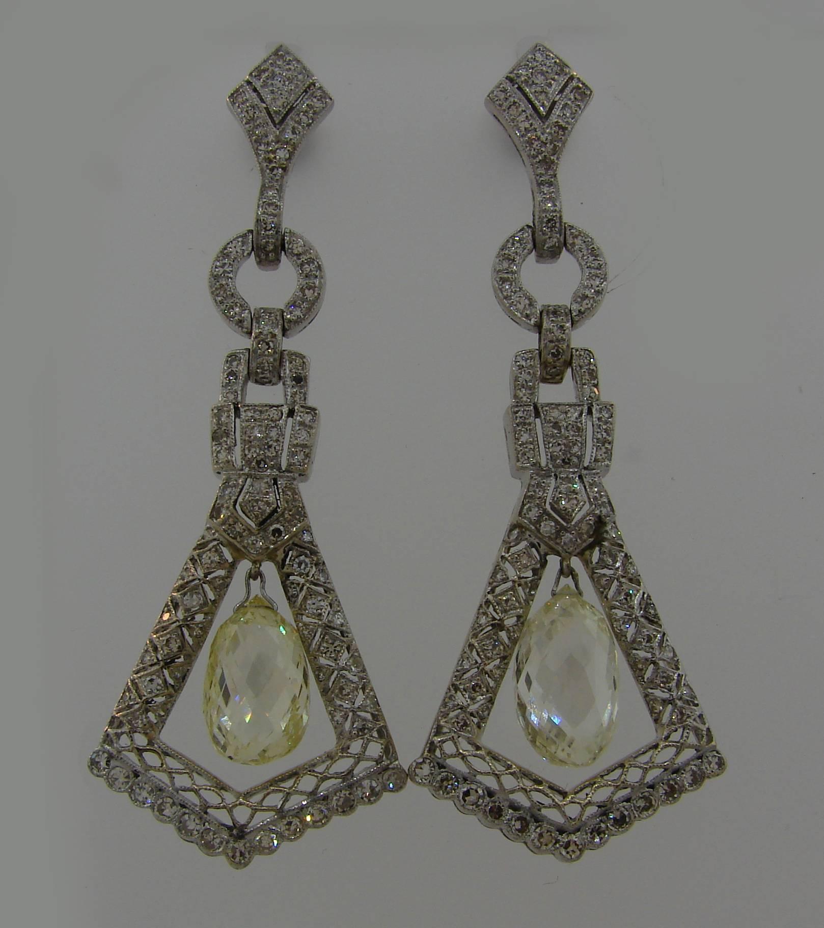 Diamond White Gold Dangle Earrings In Excellent Condition For Sale In Beverly Hills, CA