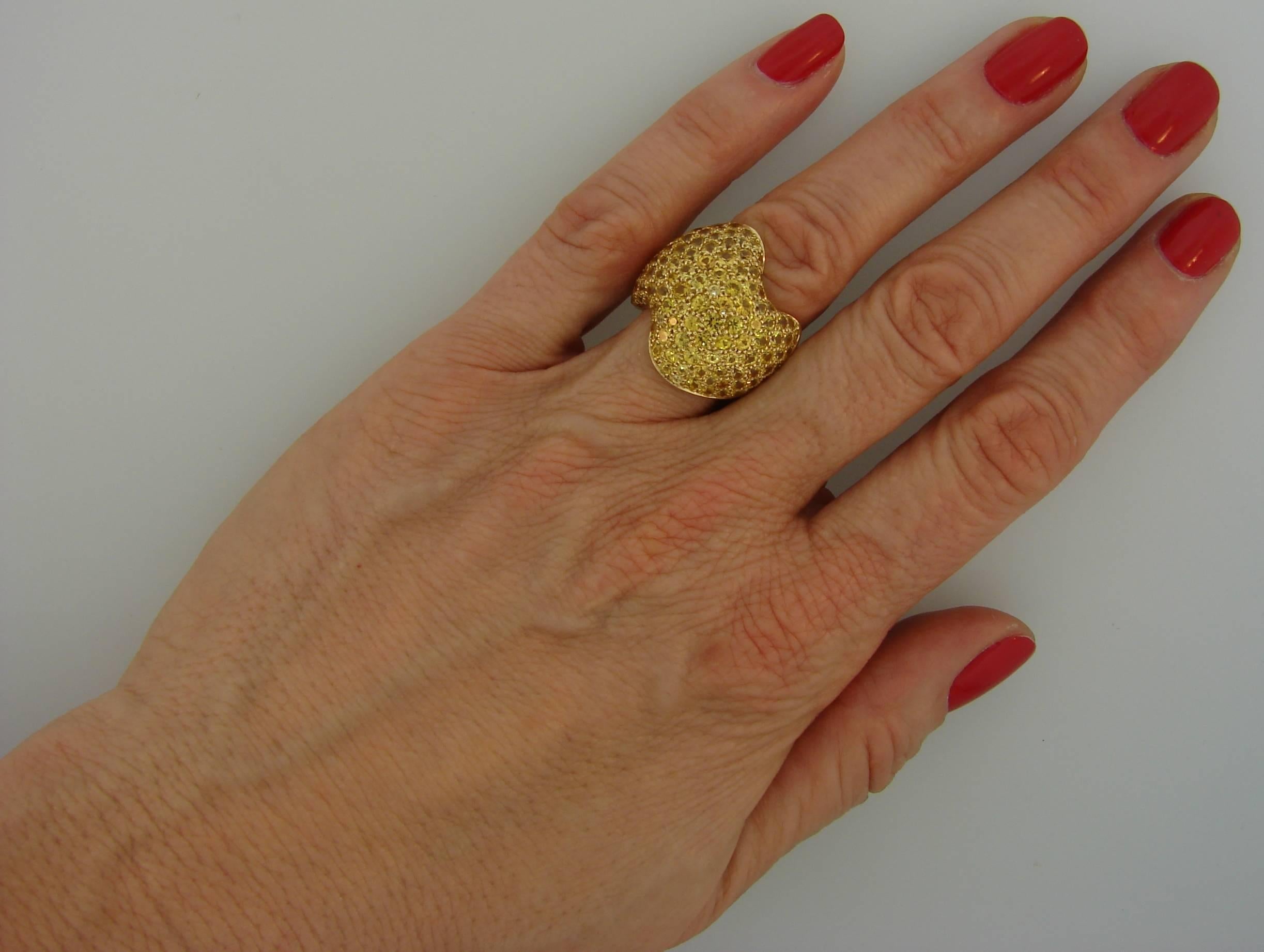 Elegant and classy ring created by Van Cleef & Arpels in France in the 1980s. Timeless, wearable and chic, the ring is a great addition to our jewelry collection.
Made of 18 karat yellow gold and pave set with one-hundred-eighteen round faceted