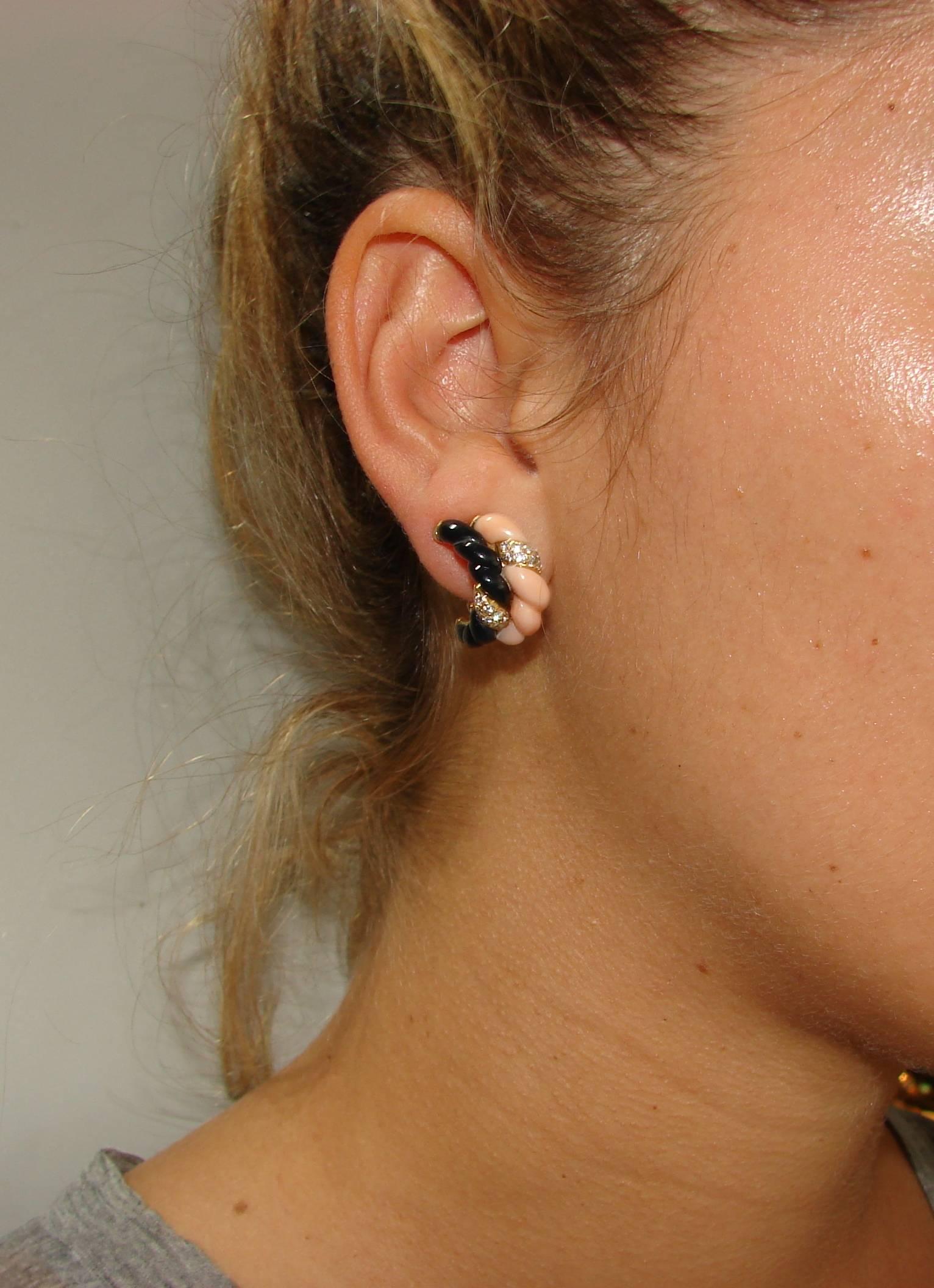 Boucheron Paris, ensemble collier et boucles d'oreilles en or, corail, onyx et diamants, années 1970 en vente 5