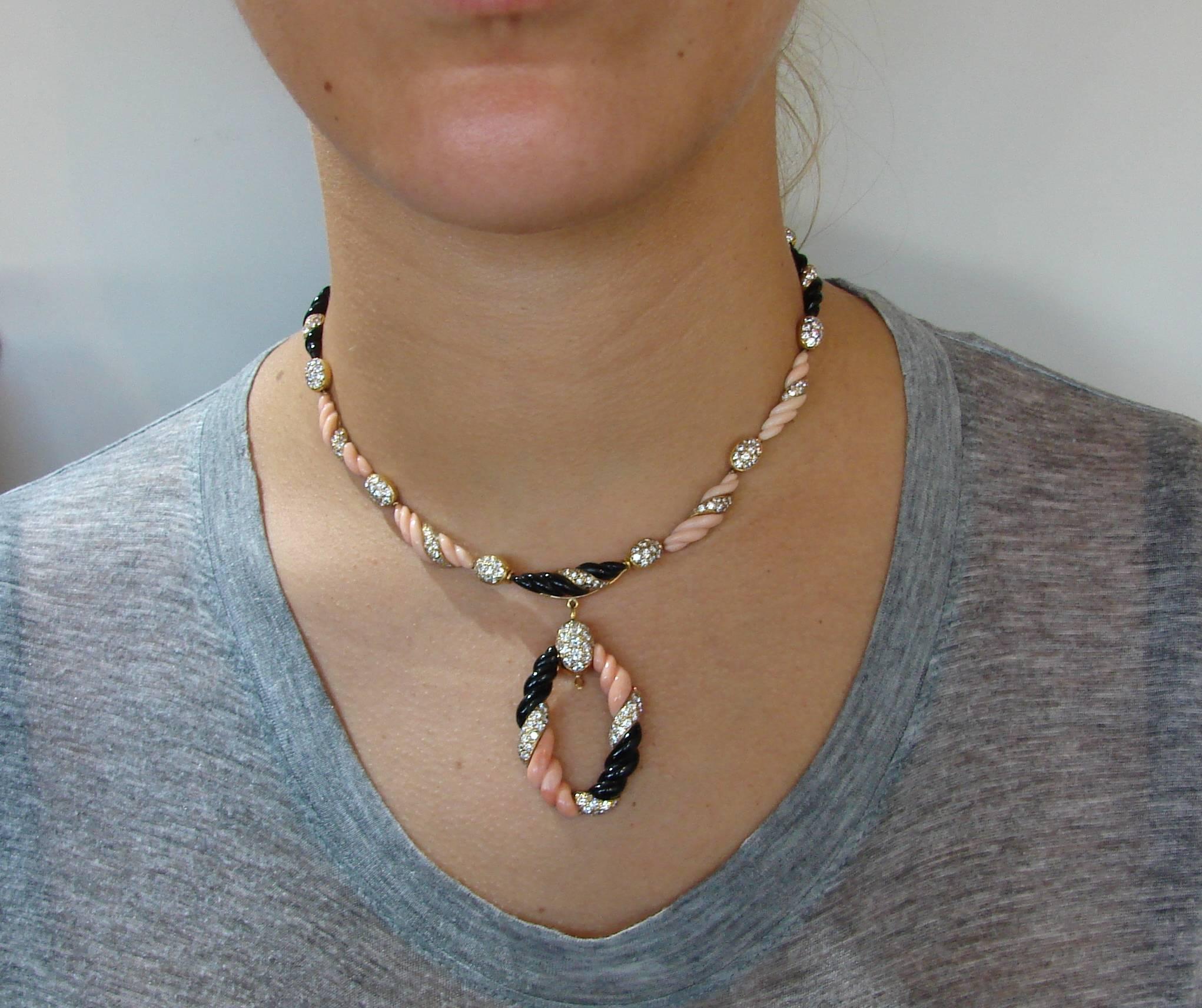 Boucheron Paris, ensemble collier et boucles d'oreilles en or, corail, onyx et diamants, années 1970 en vente 3