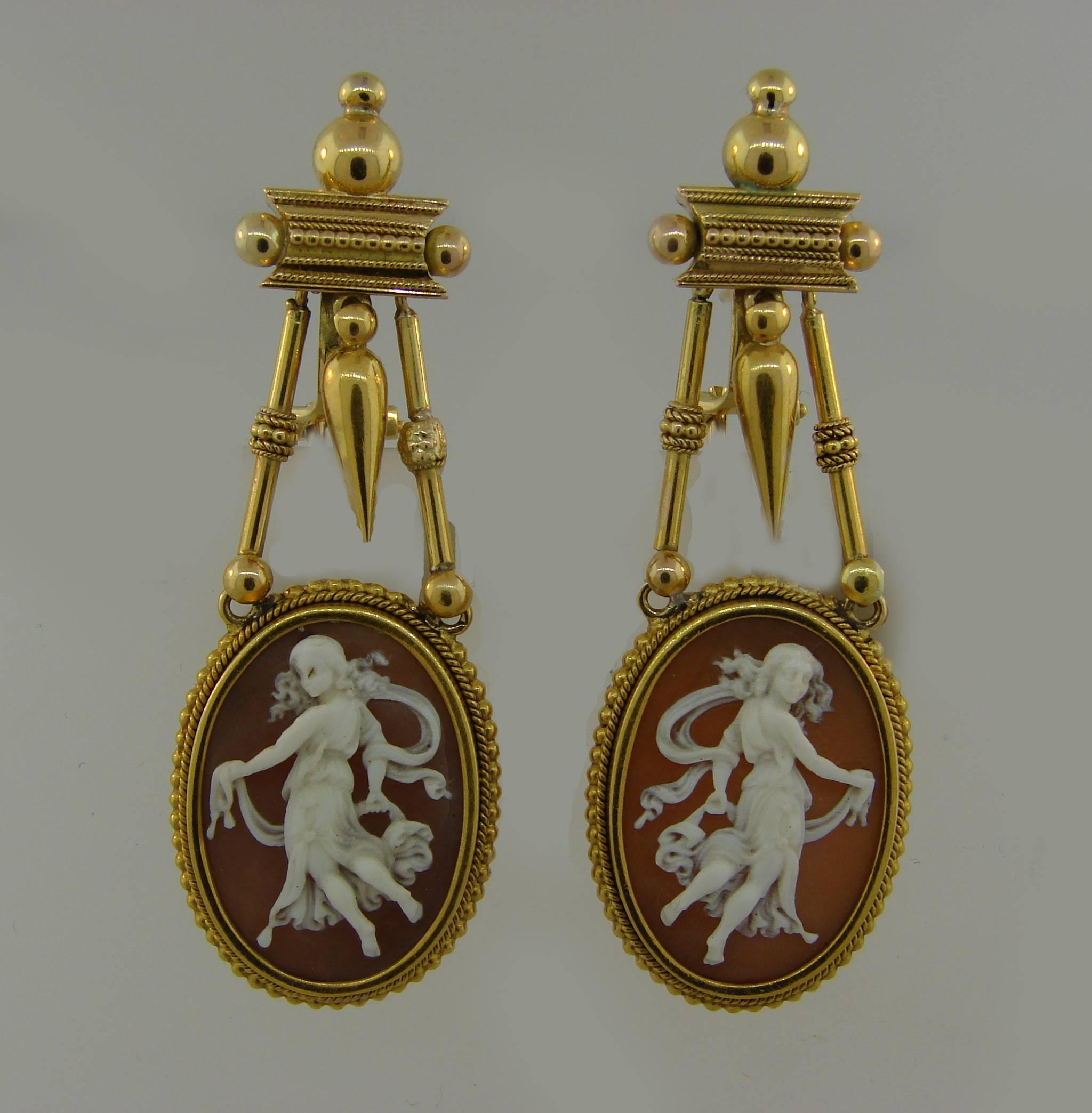 Etruscan Shell Cameo Yellow Gold Dangle Earrings, Victorian 1900s In Excellent Condition In Beverly Hills, CA