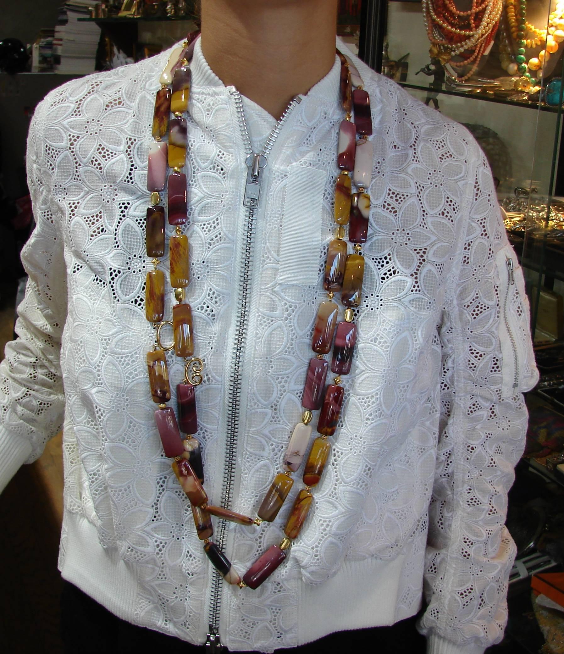 Lovely necklace created by Verdura in the 2000s. Features forty three flat elongated rectangular agate beads. The clasp and the beads are made of 14 karat (tested) yellow gold. Beautiful combination of earthy shades of agate and shiny yellow gold