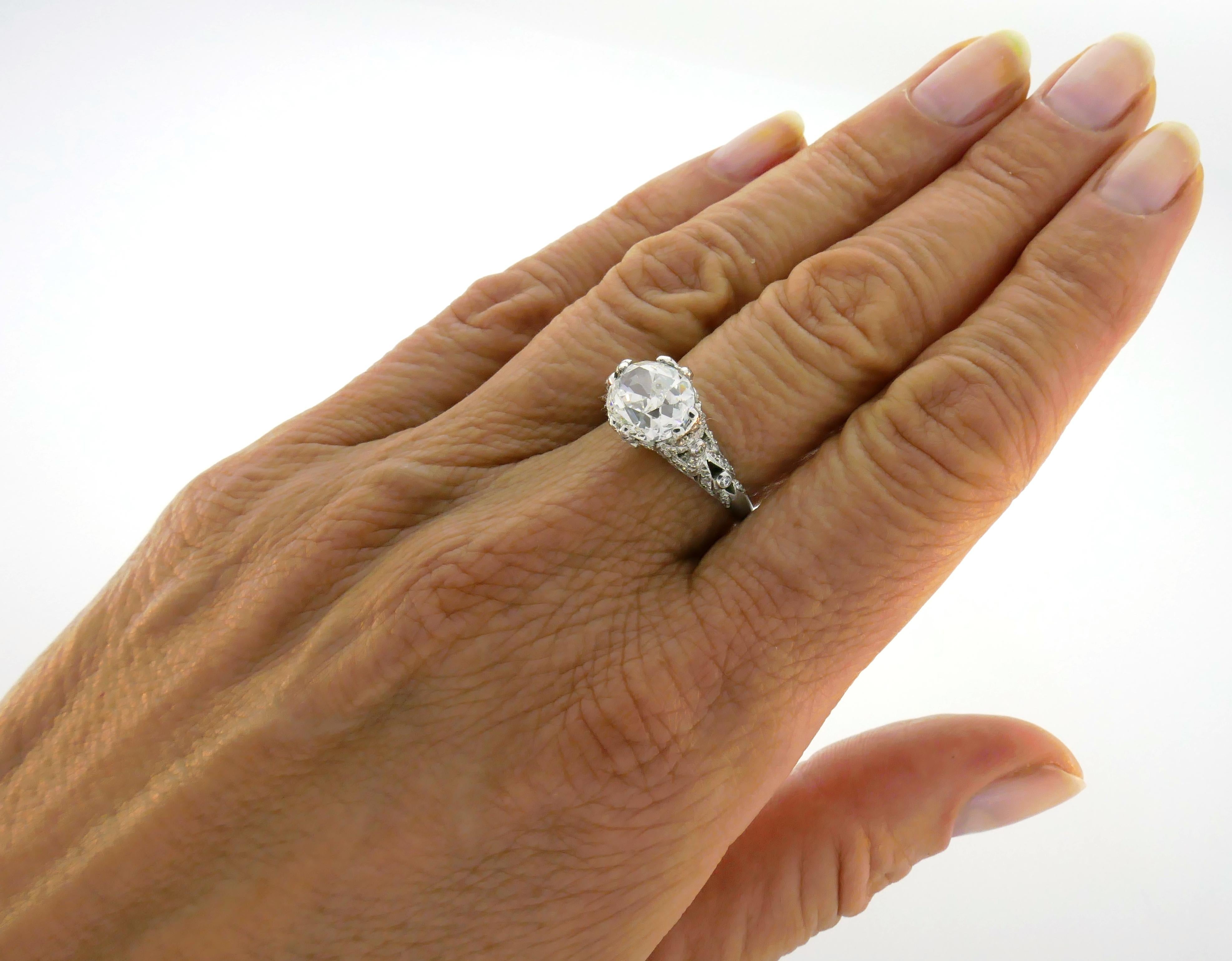 Superbe bague de fiançailles en diamant et platine. Il s'agit d'un magnifique diamant de plus de 3 carats de taille coussin, accompagné d'un certificat GIA (voir photo 10) indiquant que le diamant est de couleur G et de pureté SI1. Le diamant est de