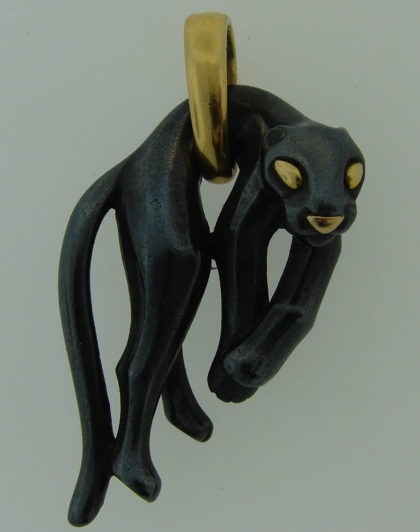 Ciondolo a forma di pantera firmato Cartier. Realizzato in argento e oro giallo 18k (stampato).

Il ciondolo misura 1,75