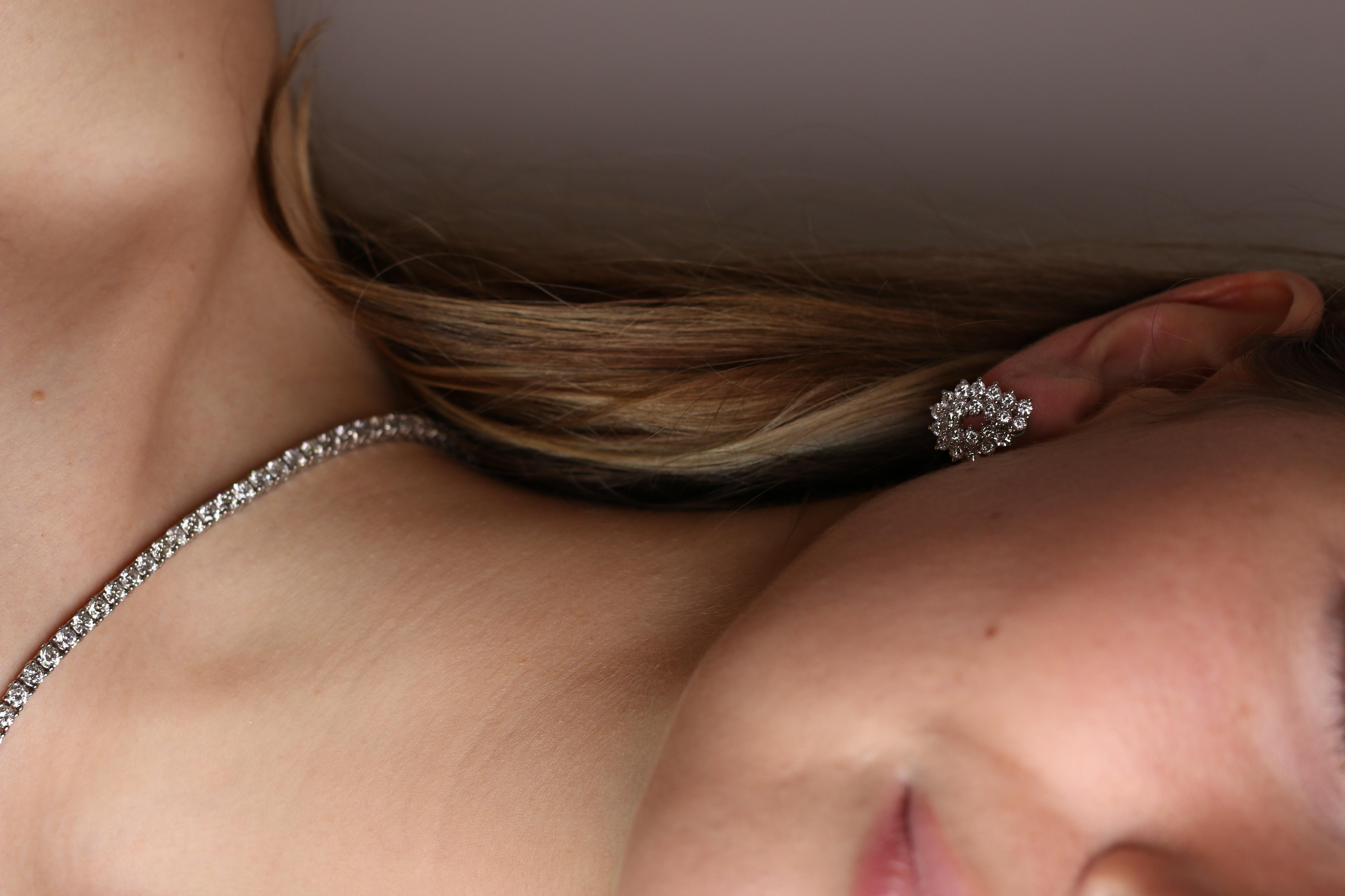 Tiffany and Co. Clips d'oreilles Omega en platine et diamants en vente 1
