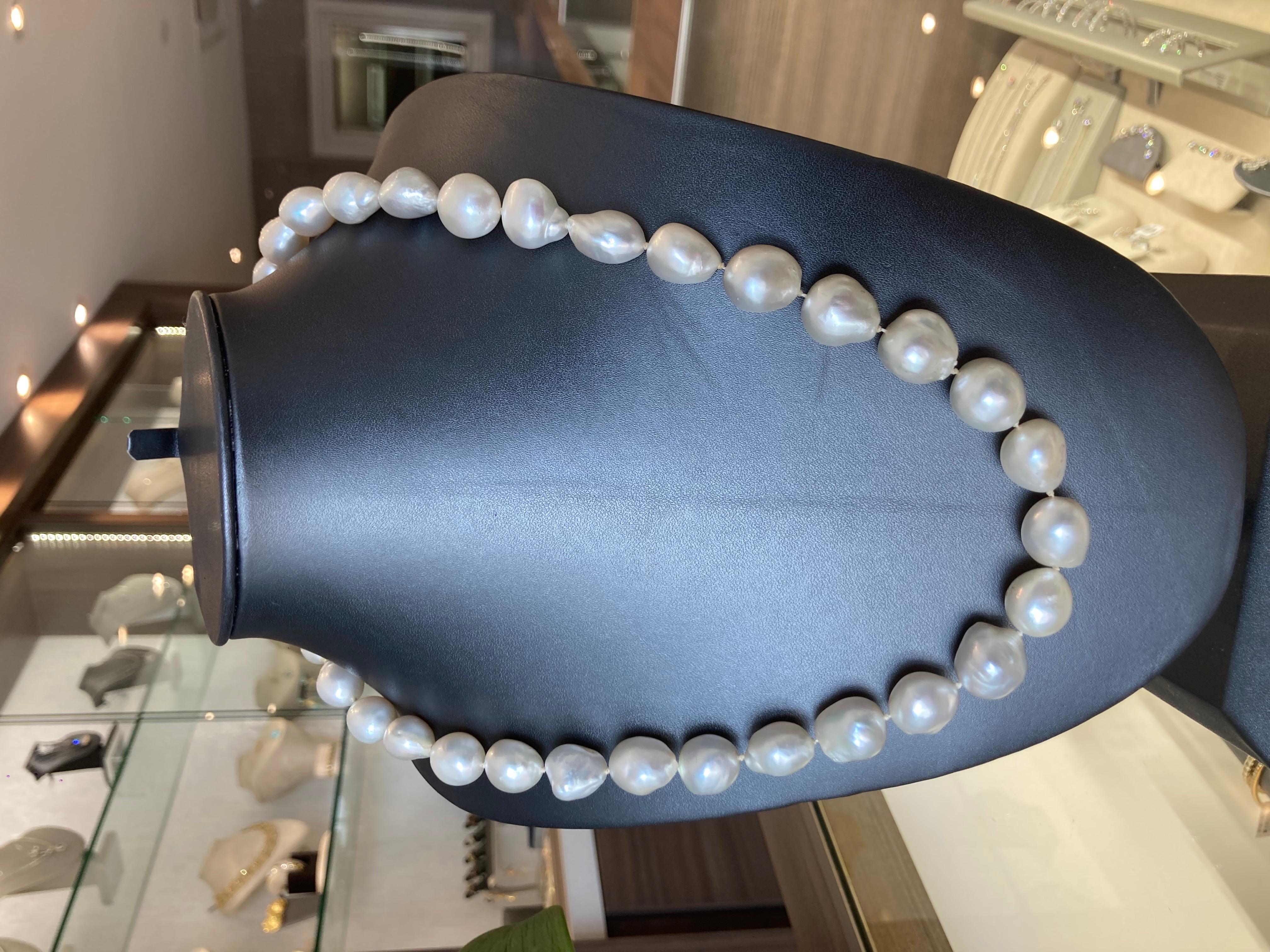 Collier de perles baroques blanches des mers du Sud avec fermoir en or jaune 18 carats et diamants en vente 1