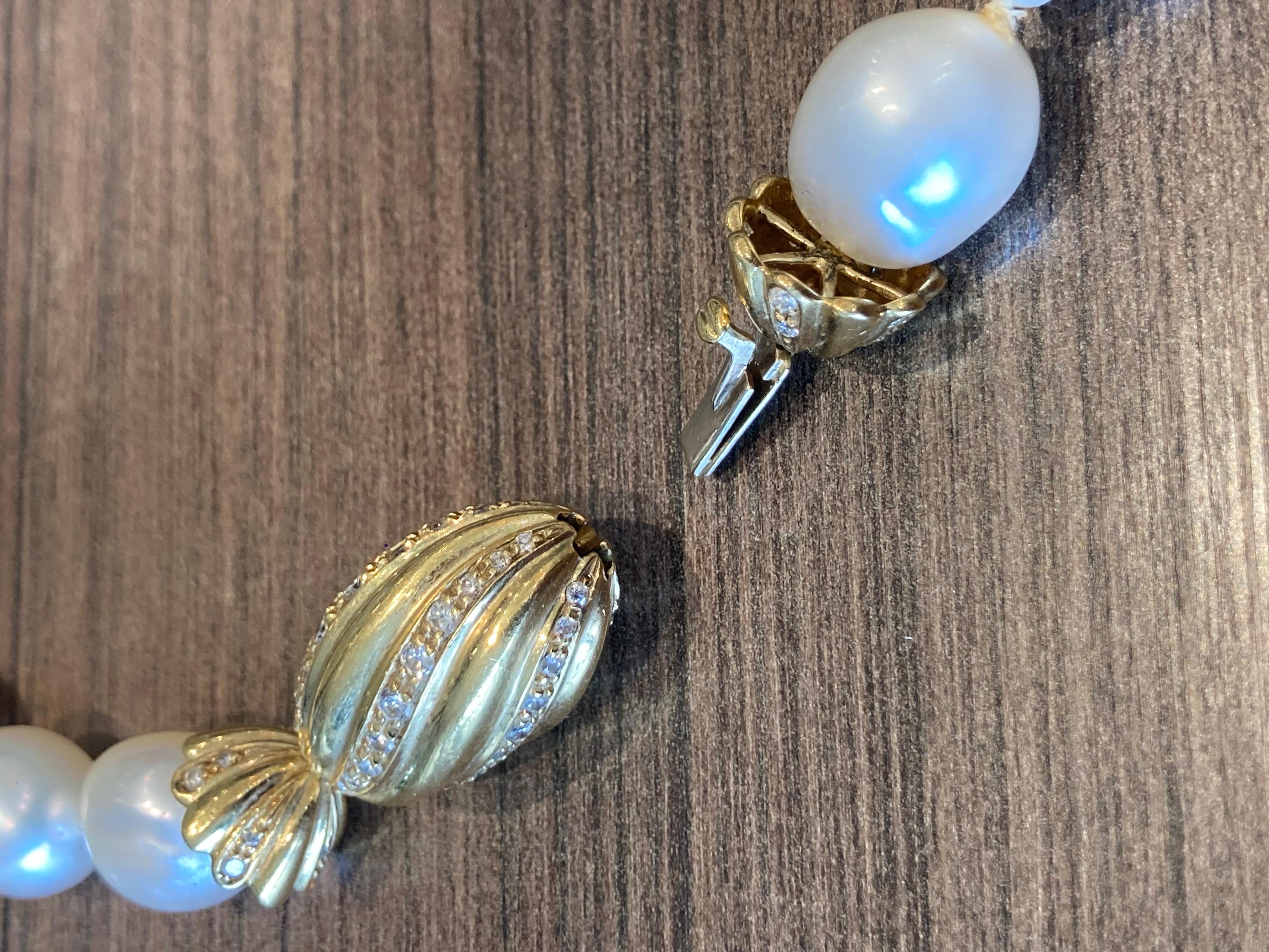 Collier de perles baroques blanches des mers du Sud avec fermoir en or jaune 18 carats et diamants en vente 4