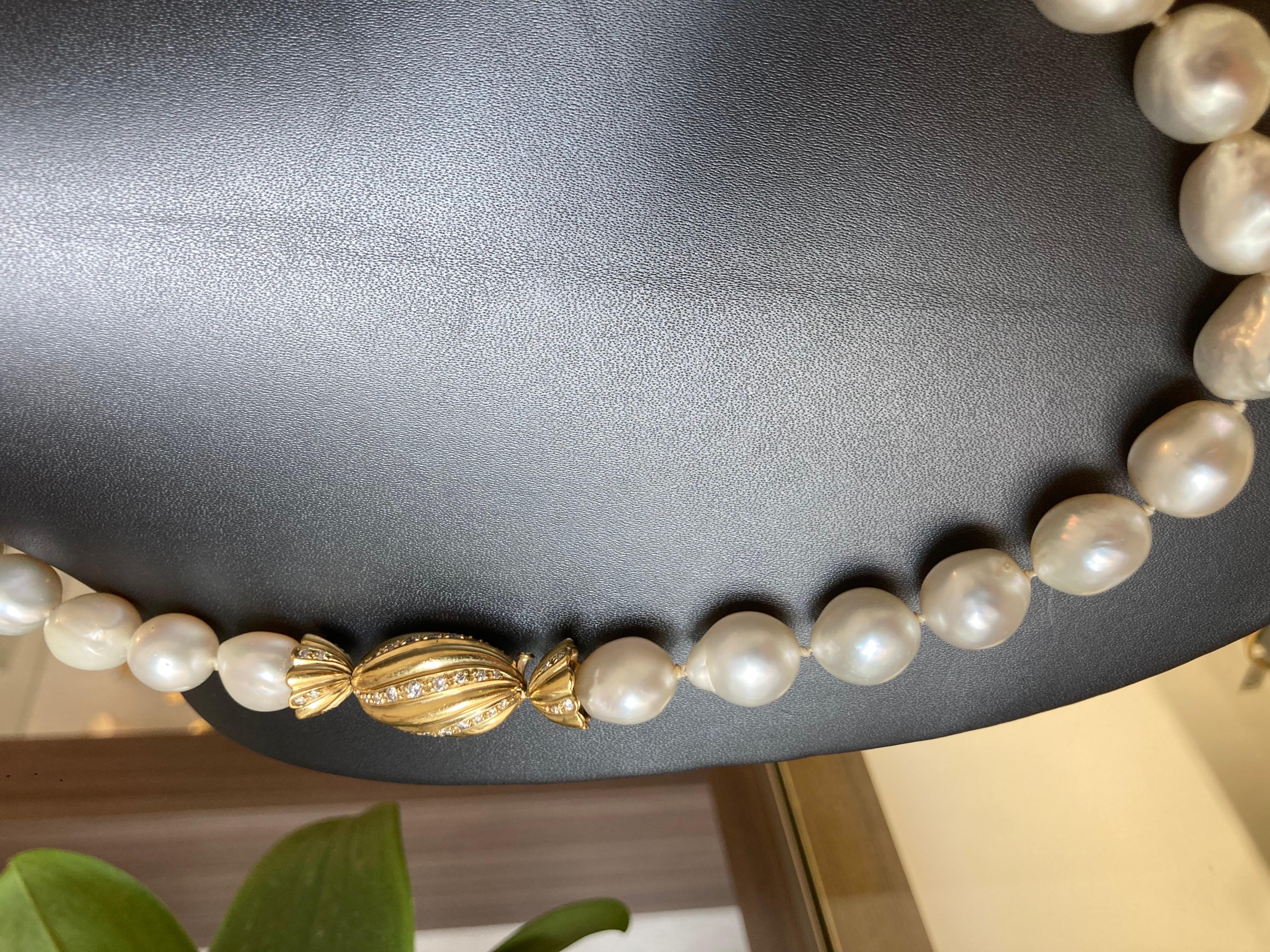 Collier de perles baroques blanches des mers du Sud avec fermoir en or jaune 18 carats et diamants en vente 5