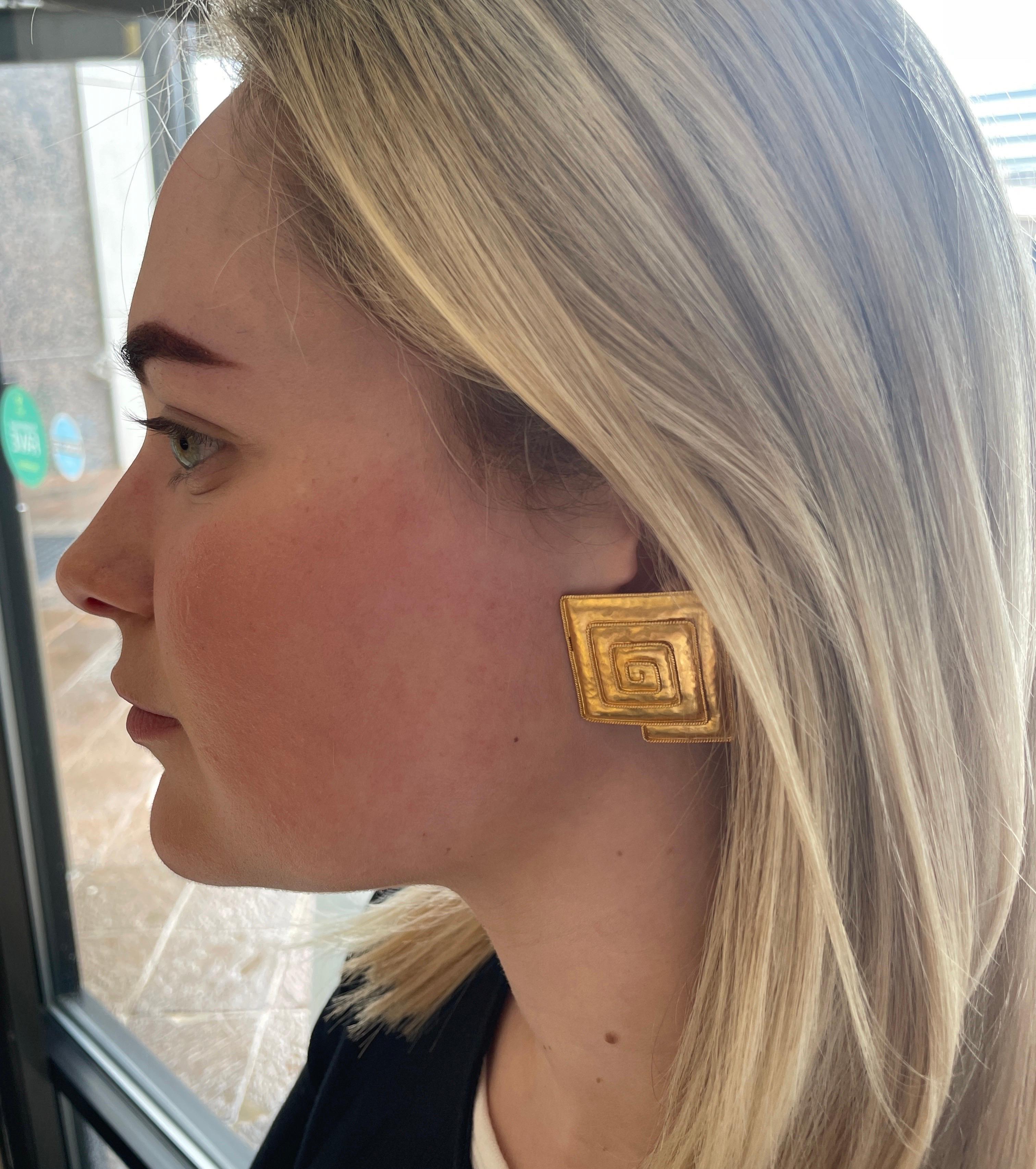 Boucles d'oreilles grecques à clip en or jaune 22K en vente 2