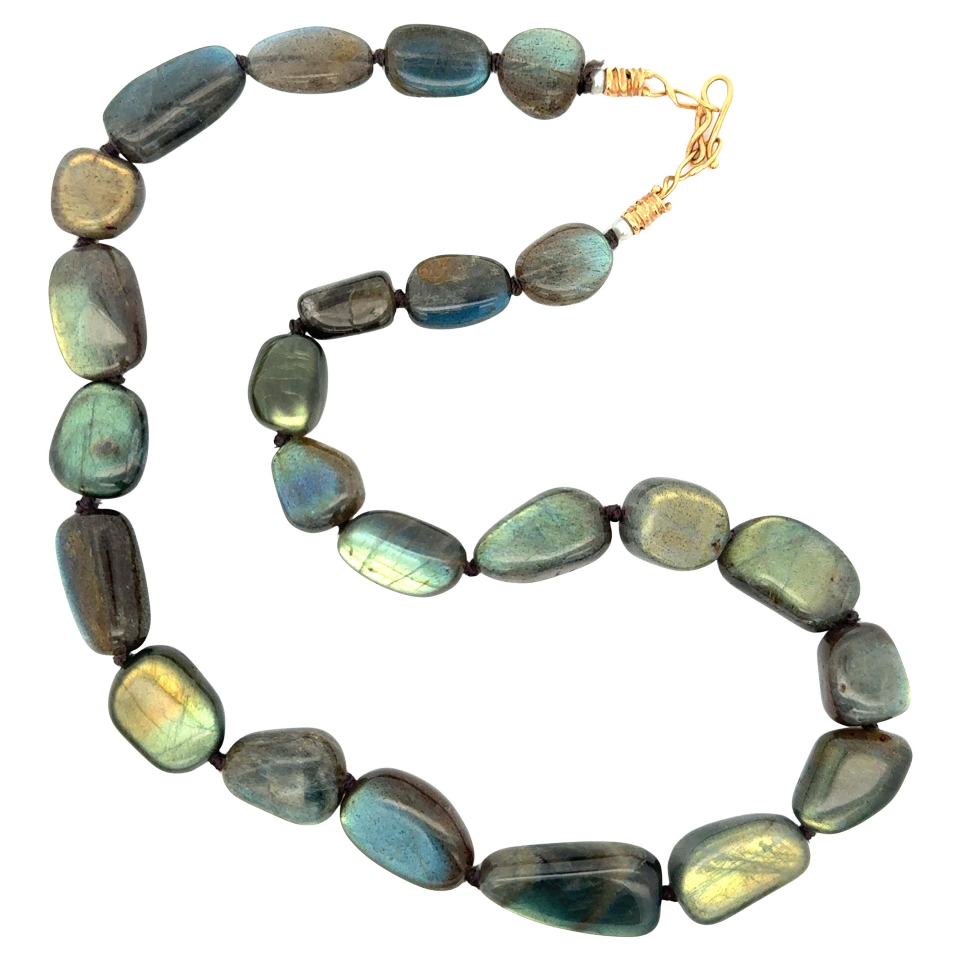 Collana di labradorite con chiusura in giallo 18 carati in vendita