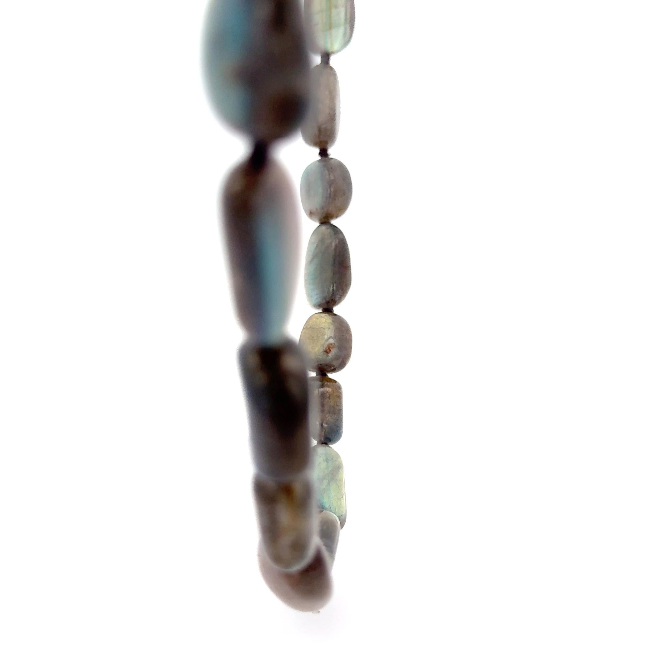 Perlina Collana di labradorite con chiusura in giallo 18 carati in vendita