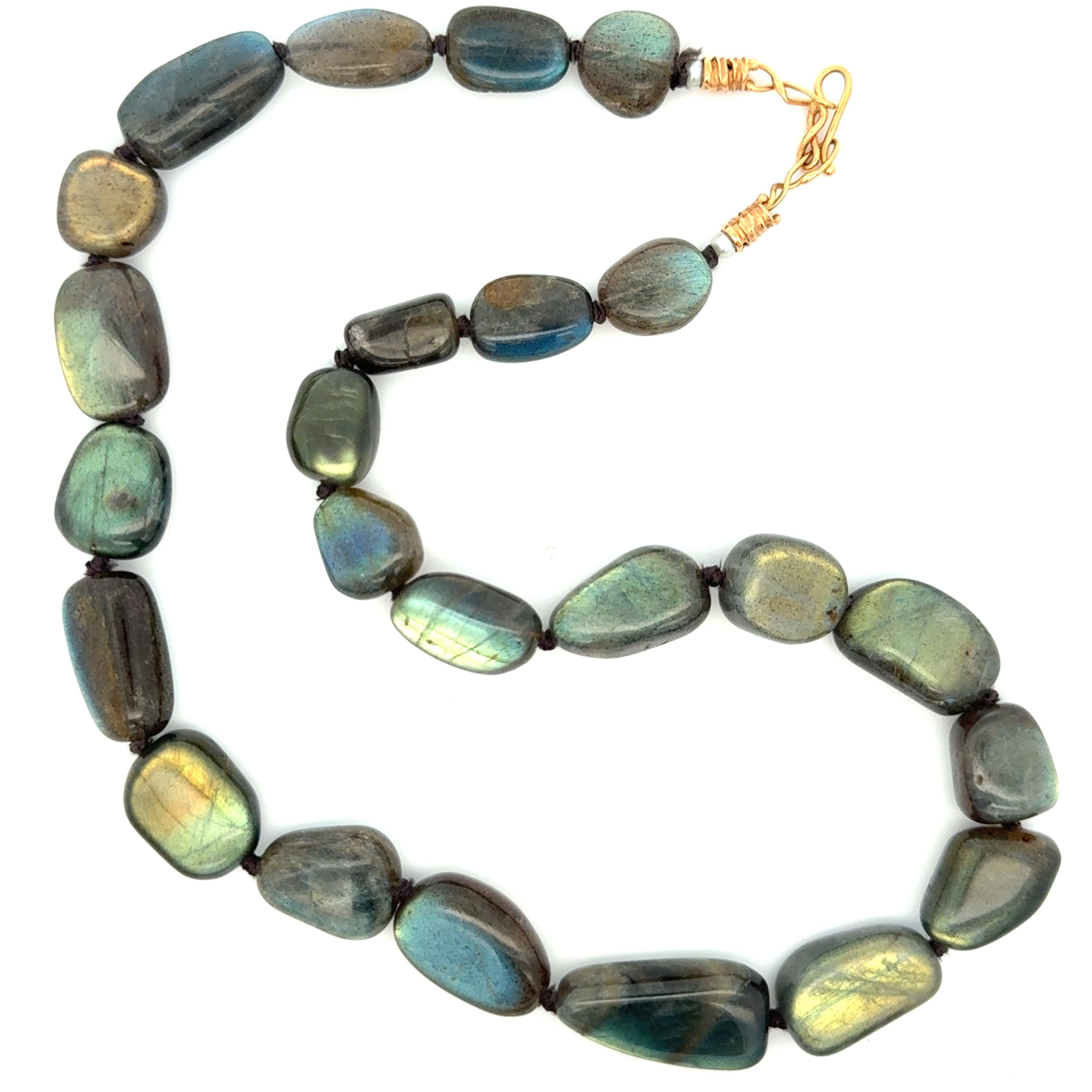 Collana di labradorite con chiusura in giallo 18 carati. La collana presenta perle di labradorite burattate annodate singolarmente. La collana è lunga 20 pollici e pesa 78 grammi.