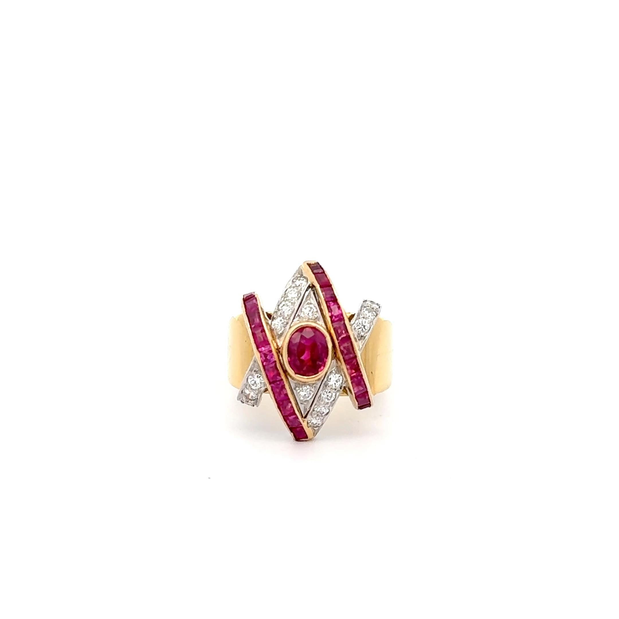 Bague en or 18 carats avec rubis et diamants. La bague est ornée d'un rubis ovale au centre, mesurant environ 5,35 mm sur 4,40 mm, accentué par des rubis de taille carrée et des diamants de taille ronde. La bague est de taille 7 et pèse 13,5 grammes.