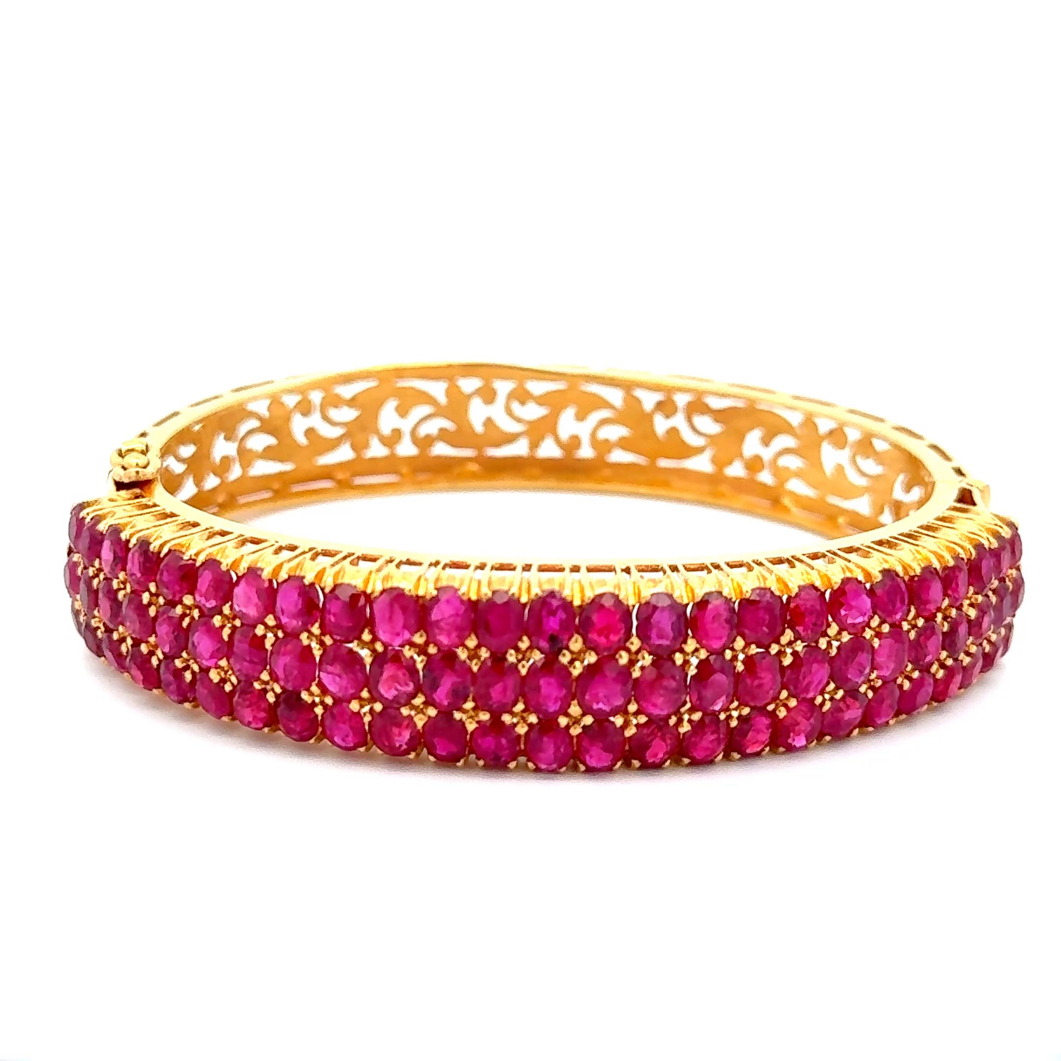 Dreireihiges Armband mit burmesischem Rubin aus 18 Karat Gelbgold. Das Armband besteht aus ca. 18ctw hitzebeständigen Burma-Rubinen. Das Armband ist 12,75 mm breit, hat einen Innenumfang von 6 Zoll und wiegt 29 Gramm.