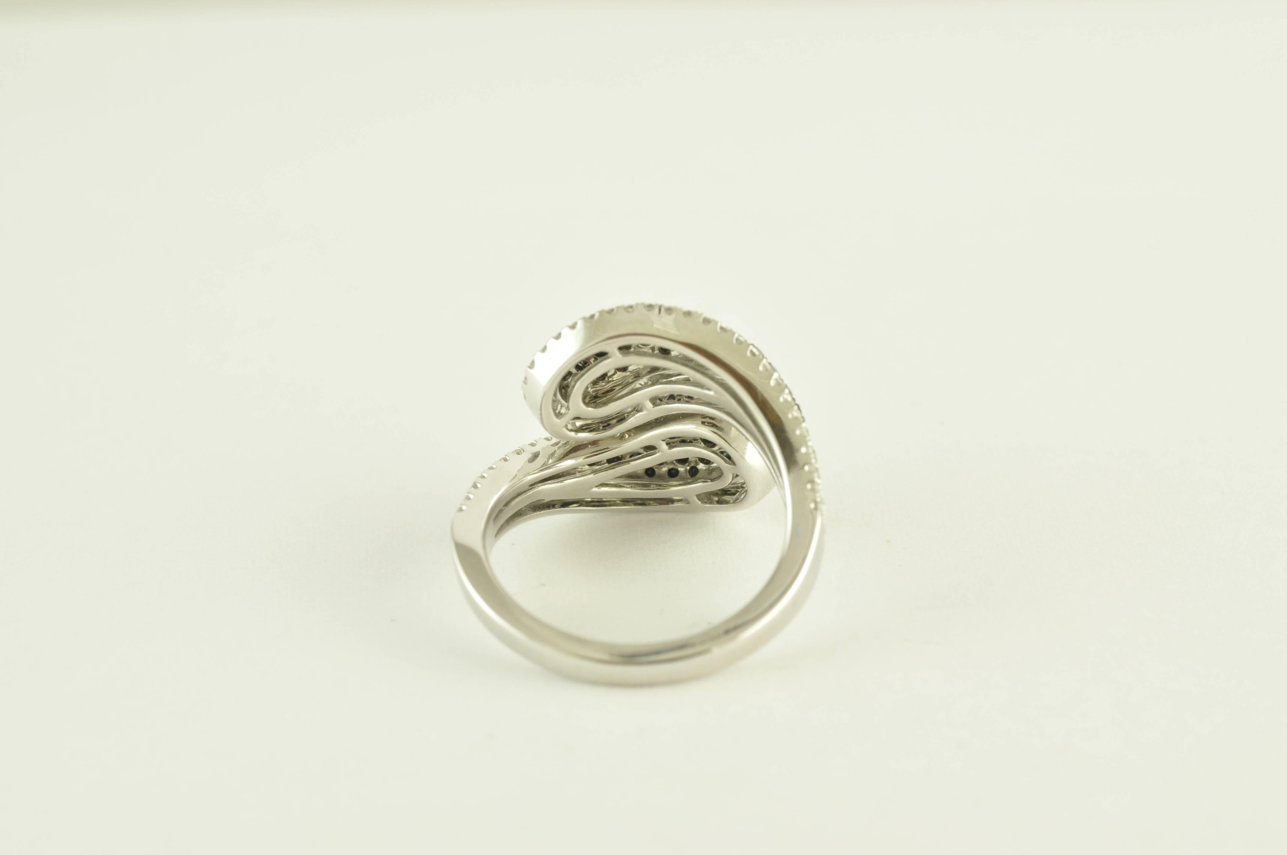 Gold with Black and White Diamond Swirl Ring In New Condition In Dallas, TX