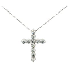 Collar con cruz de diamantes de 3,1 ct en total, en oro blanco de 18 quilates