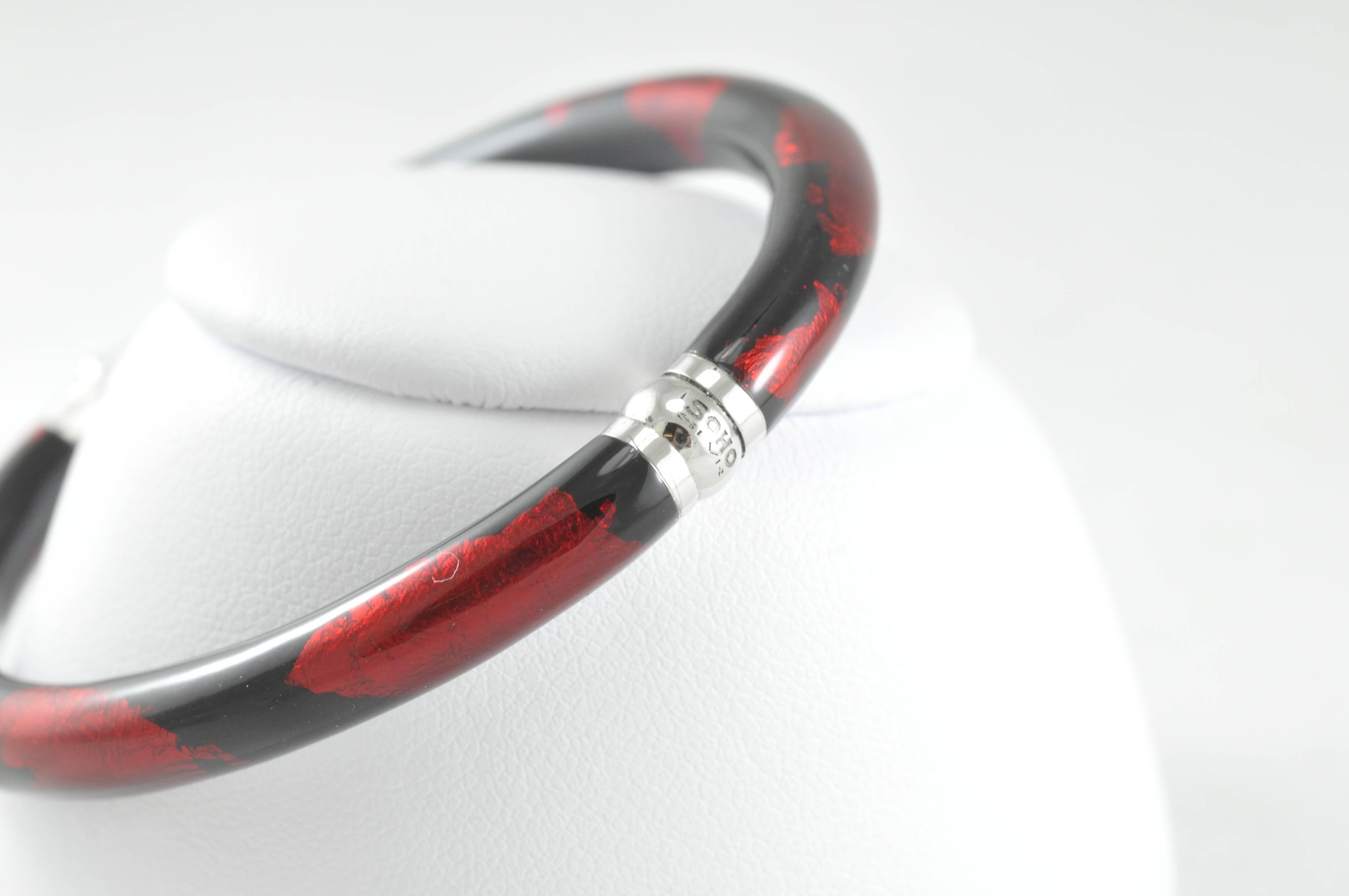 Gorgeous Red and Black Enamel Bangle Bracelet. Great for everyday wear or little black dress event! Great when wore solo or stacked with other bracelets.
Interior circumference is 6.5 inches
Made in Italy