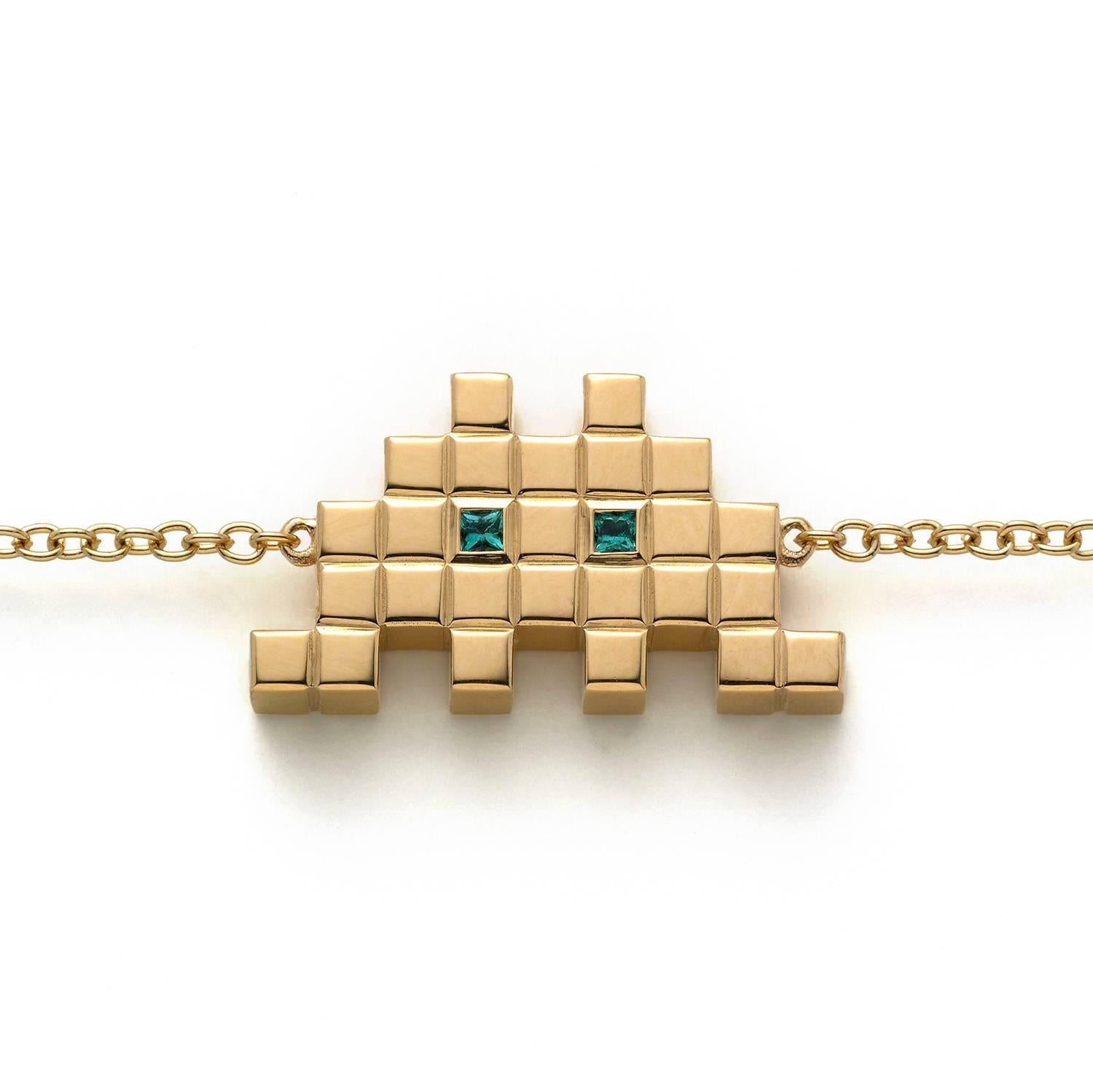 Yellow gold and emerald "Invader I" bracelet by Francesca Grima 

18ct. Yellow Gold set with Emeralds on a Yellow Gold Chain.

・Polished 18ct. Yellow Gold
・2 Princess-cut Emeralds (0.05cts)
・Motif length: 1cm
・Motif width: 2cm
・Chain