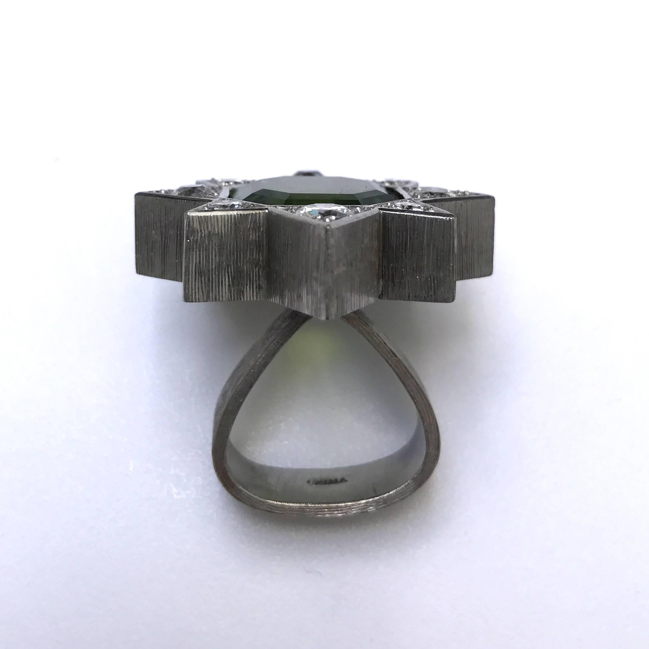 Andrew Grima Diamond Diamond White Gold Peridot Ring, 2000 In Excellent Condition For Sale In London, GB