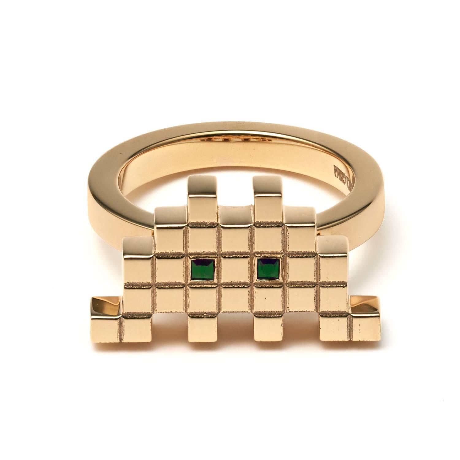 "Invader I" ring in yellow gold and emeralds by Francesca Grima 

・Polished 18ct. Yellow Gold
・Motif length 2cm
・Motif width 1cm
・2 Princess-cut Emeralds (0.04cts)

French Size 53  US Size 6 1/4  UK Size M

Signed Francesca Grima,