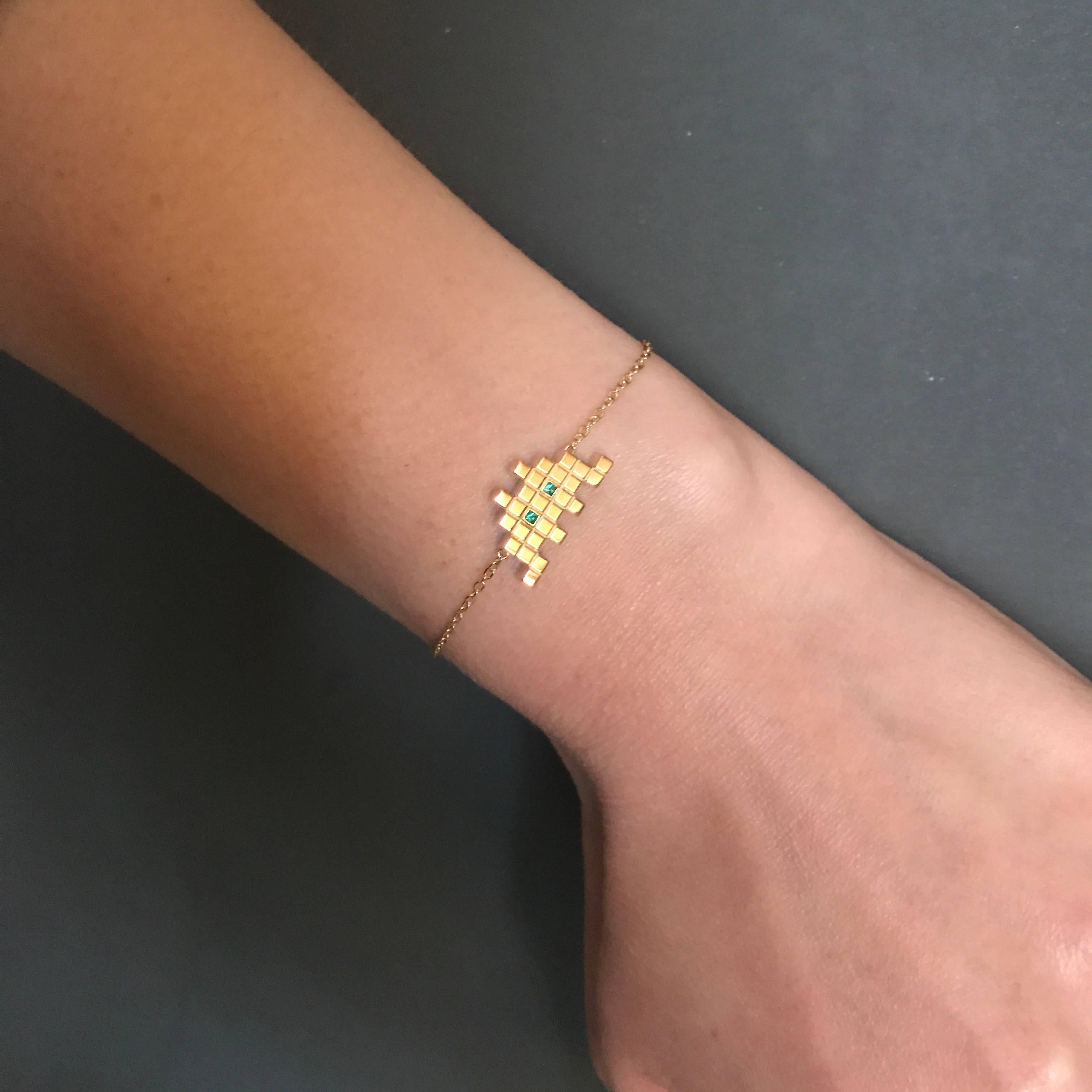 Francesca Grima Yellow Gold and Emerald Invader I Bracelet In Excellent Condition For Sale In London, GB