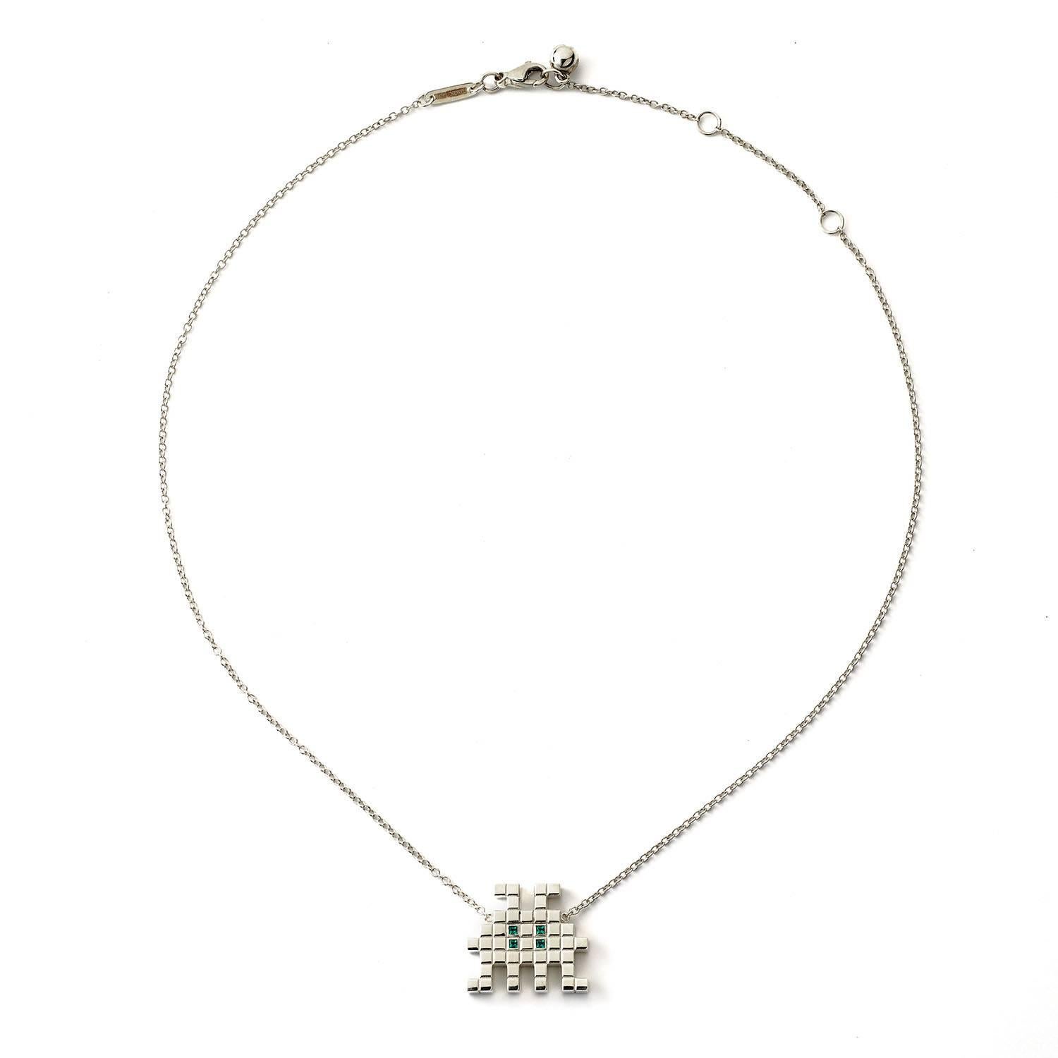 Silver and emerald "Invader III" necklace by Francesca Grima 

Silver set with Emeralds on a Yellow Gold Chain.

・Silver
・4 Princess-cut Emeralds (0.08cts)
・Pendant length: 1.8cm
・Pendant width: 2.1cm
・Chain can be worn in three lengths: