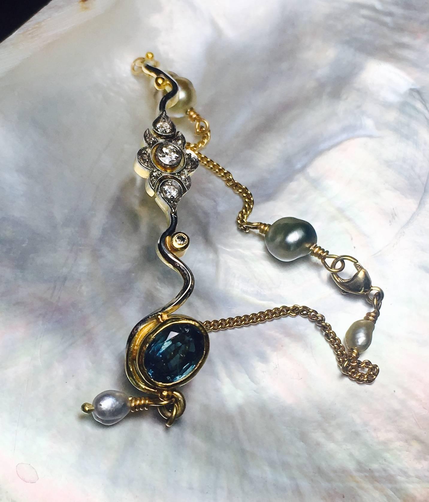 Normally Josephine butchers old jewelry to get to the real treasure: The gems! But she found this Art Deco brooch from approximately 1920 so exquisite, that she turned it into a vintage bracelet instead. Twisted and turned it around the edges, and