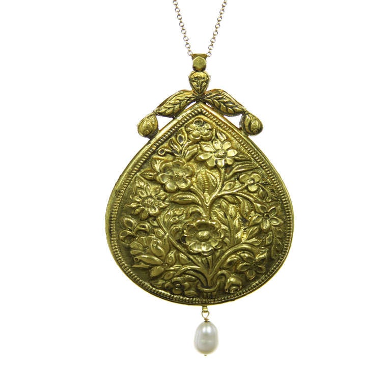 Mughal Style Indian Repousse Gold Pendant with Rose Cut Diamonds