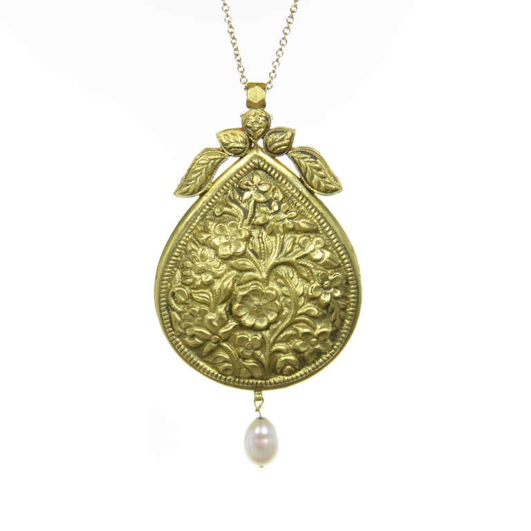 Mughal Style Indian Repousse Gold Pendant with Rose Cut Diamonds