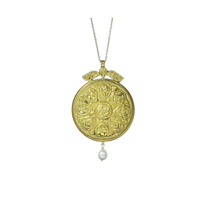 Mughal Style Repousse Gold Pendant with Rose Cut Diamonds