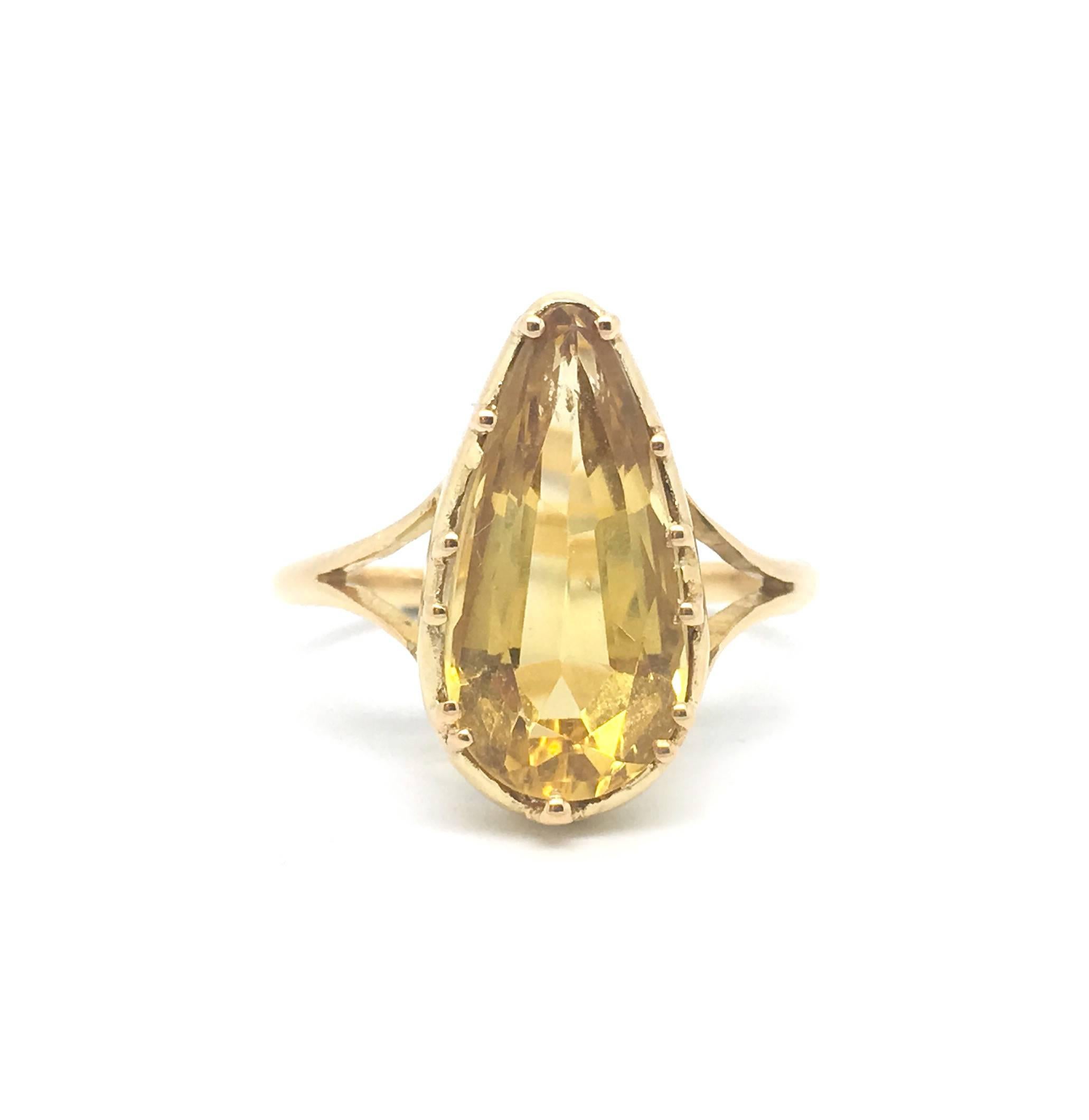A Georgian style pear shaped citrine ring. Created towards the end of the Victorian era in the Georgian style.

The large citrine mounted in yellow gold with twist shoulders. 

UK size R

US size 8 5/8

Citrine is 16 x 9mm.