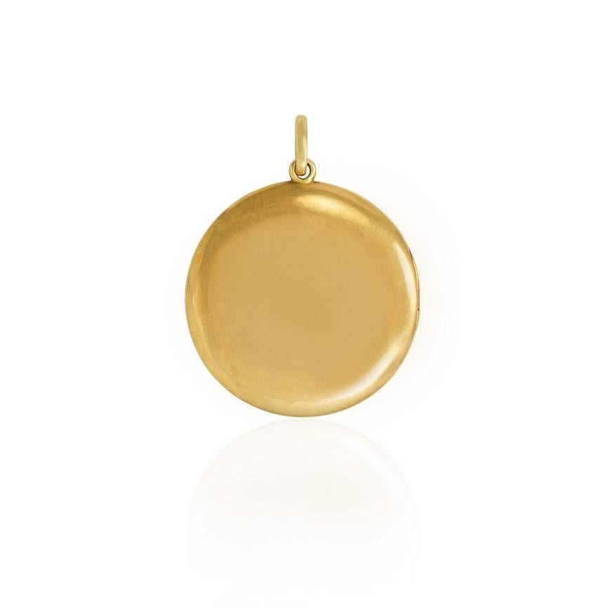 Ein edwardianisches Medaillon aus Gold und grünem Guilloche-Email mit einem weißen Blumenmotiv und einem zentralen Diamanten, aus 18 Karat und Platin.
