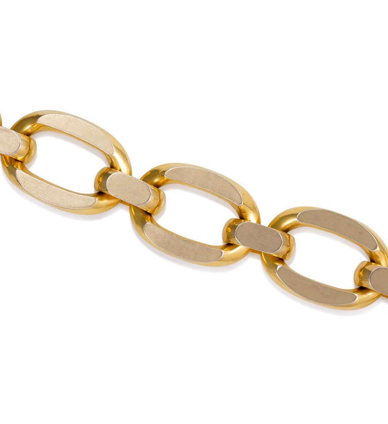 A gold bracelet comprised of five oval links with flattened fasciae, in 18k. Italy, Signed Uno-A-Erre.