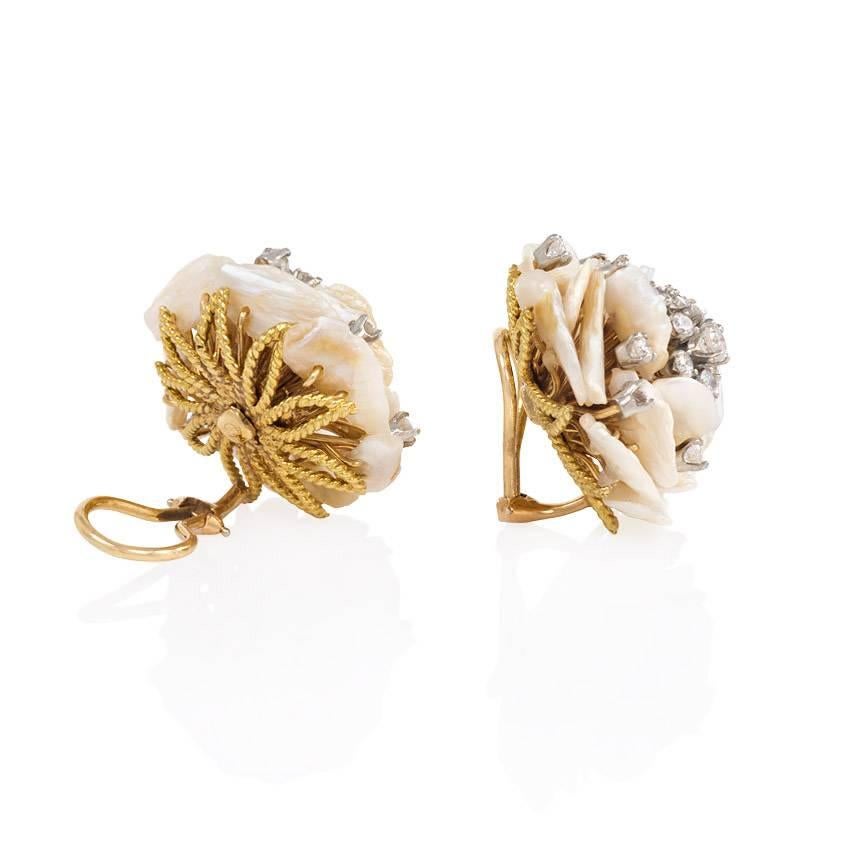 Ein Paar Ohrringe in Form von Blumen mit Blütenblättern aus natürlichen Süßwasserperlen und Diamanten von ca. 2,40 ct. tw. aus Platin und 18 Karat Gold.