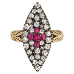 Anillo antiguo en forma de Navette de diamantes y rubíes tallados en minas antiguas de oro bañado en plata