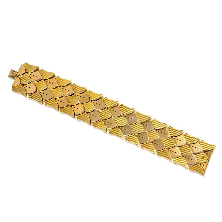 A Retro gold bracelet of fish scale design with ribbed and smooth links, in 18k.