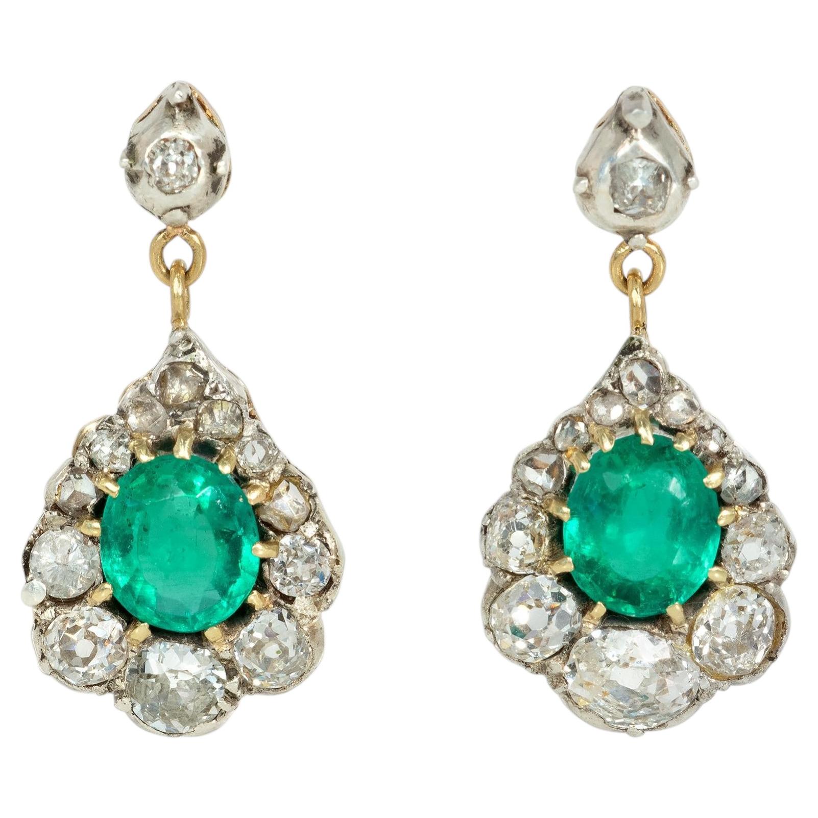 Boucles d'oreilles « dormeuses » anciennes, en émeraudes et diamants
