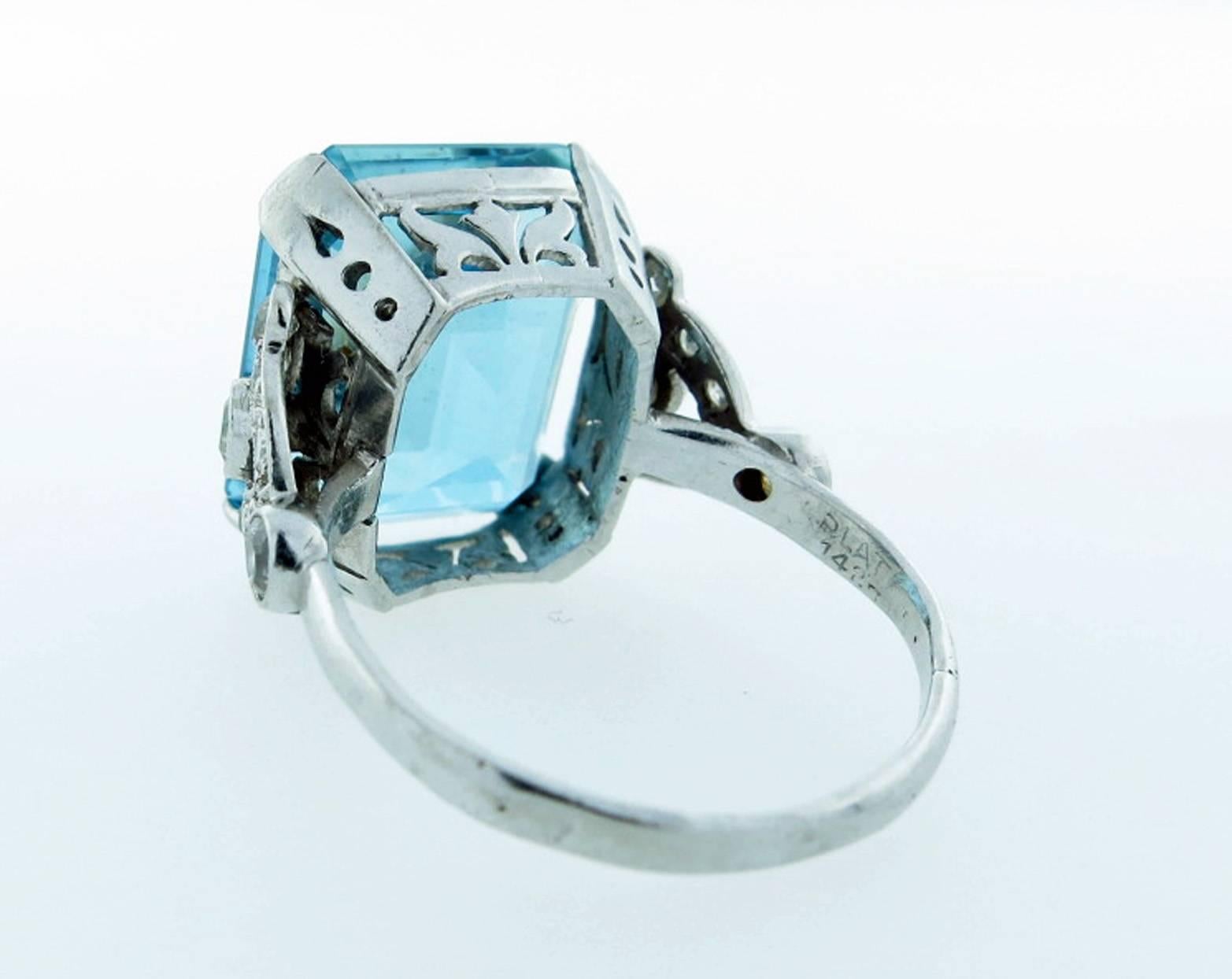 Tasteful Art Deco Aquamarine Diamond Platinum Ring In Good Condition For Sale In Lambertville, NJ