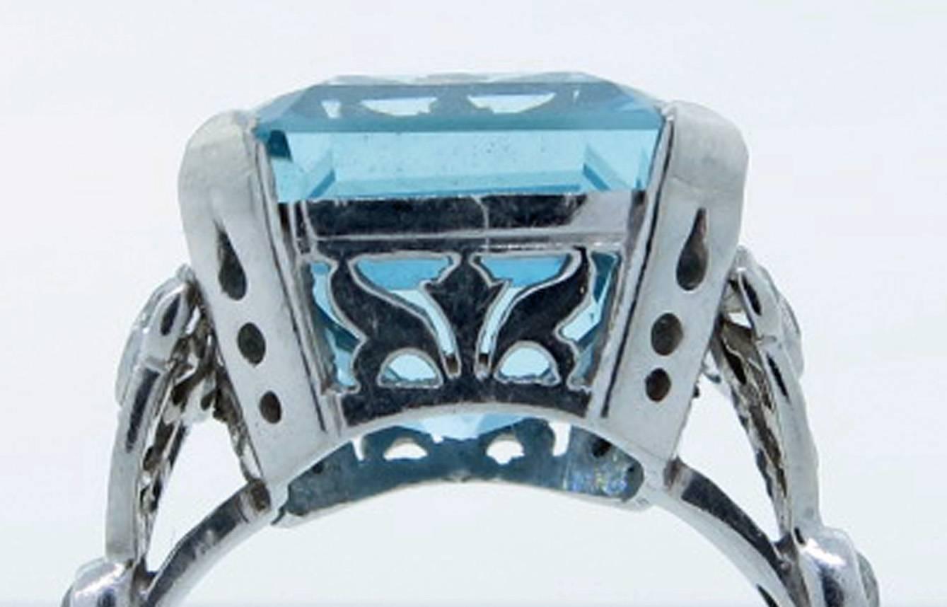 Women's Tasteful Art Deco Aquamarine Diamond Platinum Ring For Sale
