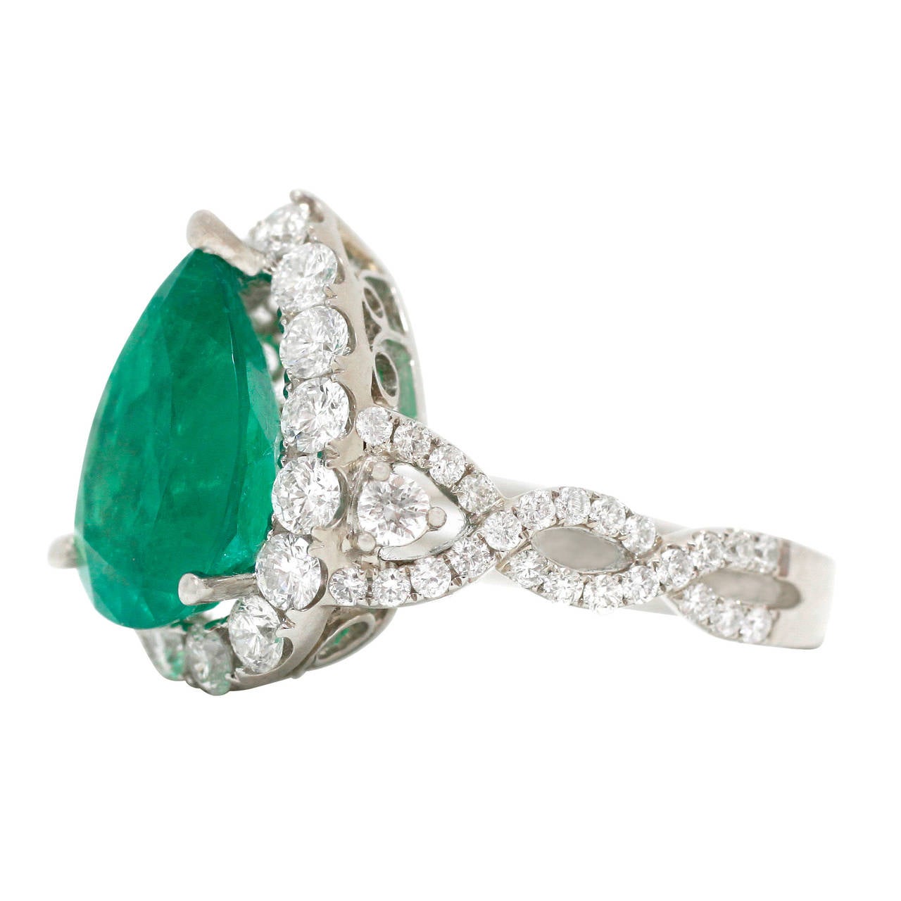 Stunning Pear Cut Emerald Diamond Gold Ring In New Condition For Sale In Buffalo Grove, IL