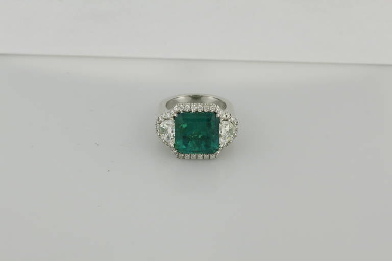 Emerald and Diamond halo style ring For Sale at 1stDibs