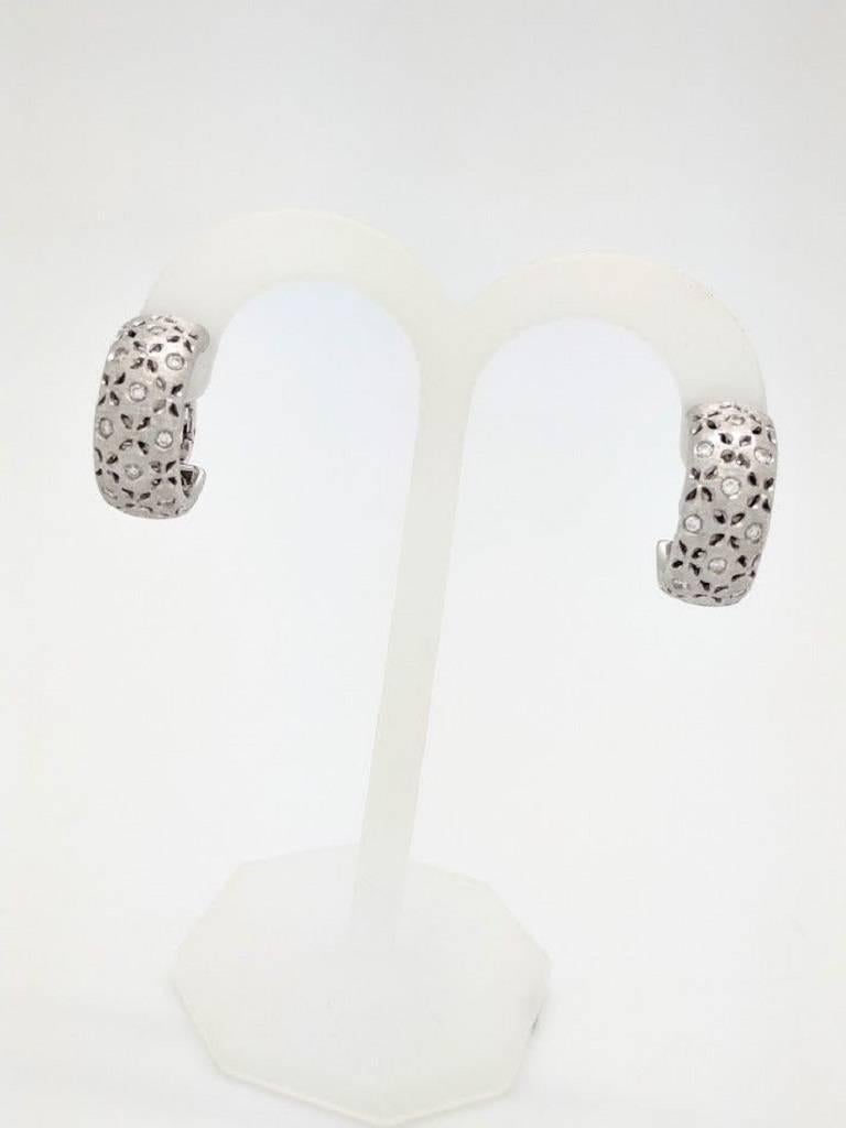 Roberto Coin Granada 18K White Gold Diamond Hoop Earrings .50ctw 17.5 Grams

You are viewing an exquisite set of authentic Roberto Coin diamond hoop earrings from their Granada Collection.

The earrings are crafted from 18k white gold and weigh 17.5