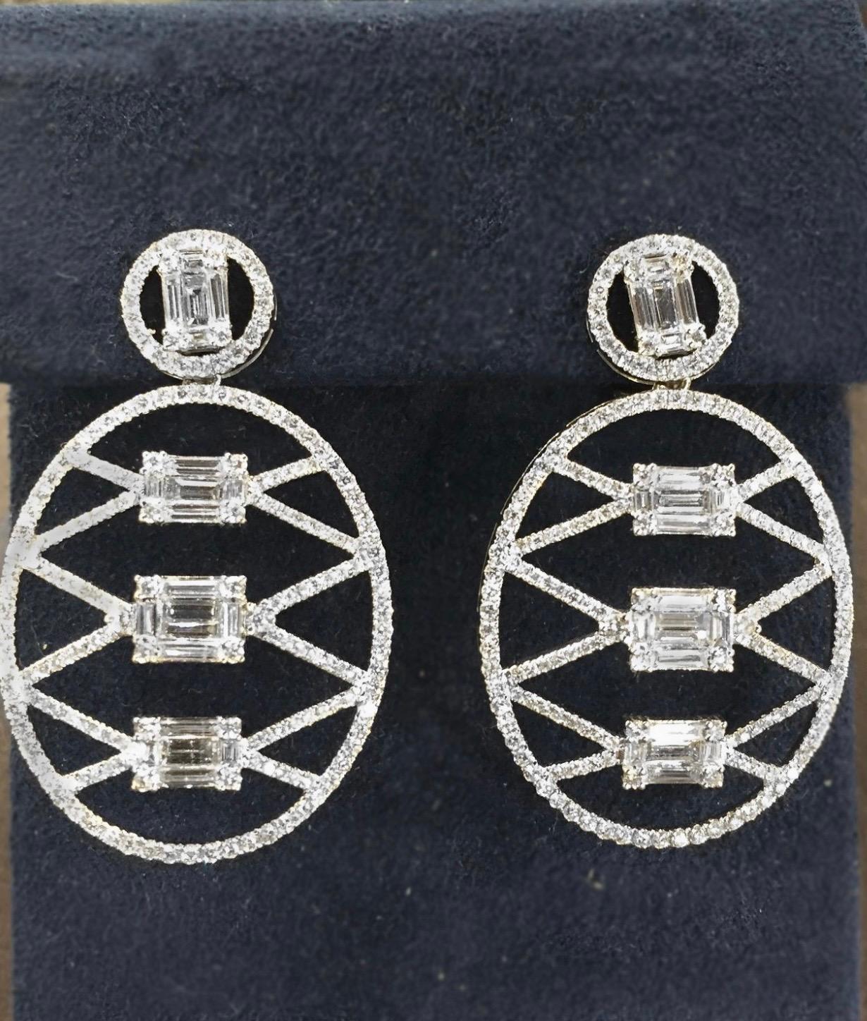 Taille baguette Boucles d'oreilles en diamant de 3,85 carats, taille baguette et brillant, style treillis en vente