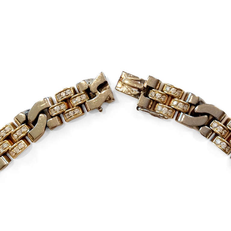 Offrez-vous le luxe avec le collier à maillons en or bicolore Rolex, orné d'un diamant brillant de 5 carats. Méticuleusement fabriquée à la main par l'horloger réputé, cette perle rare est un témoignage de précision et d'art. Doté d'environ 240