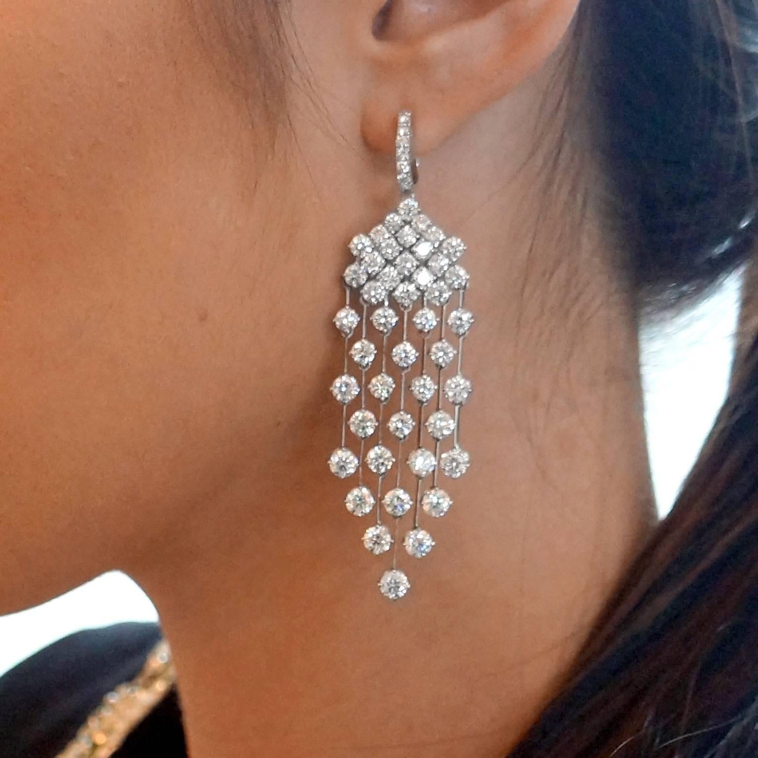 Modern 16.54 Carat Diamond White Gold Chandelier Dangle Earrings In Excellent Condition In New York, NY