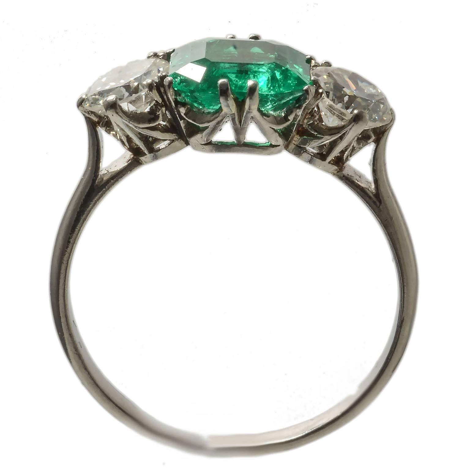 Edwardian Emerald and Diamond Three-Stone Platinum Ring, circa 1910 In Good Condition For Sale In London, GB