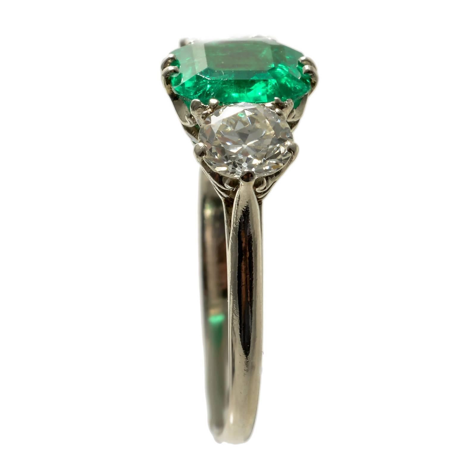 Edwardian Emerald and Diamond Three-Stone Platinum Ring, circa 1910 For Sale 1