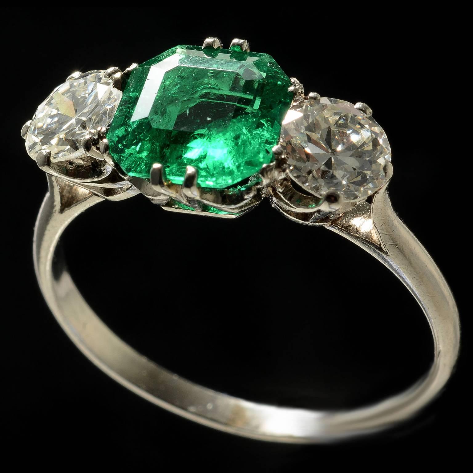 Edwardian Emerald and Diamond Three-Stone Platinum Ring, circa 1910 For Sale 3