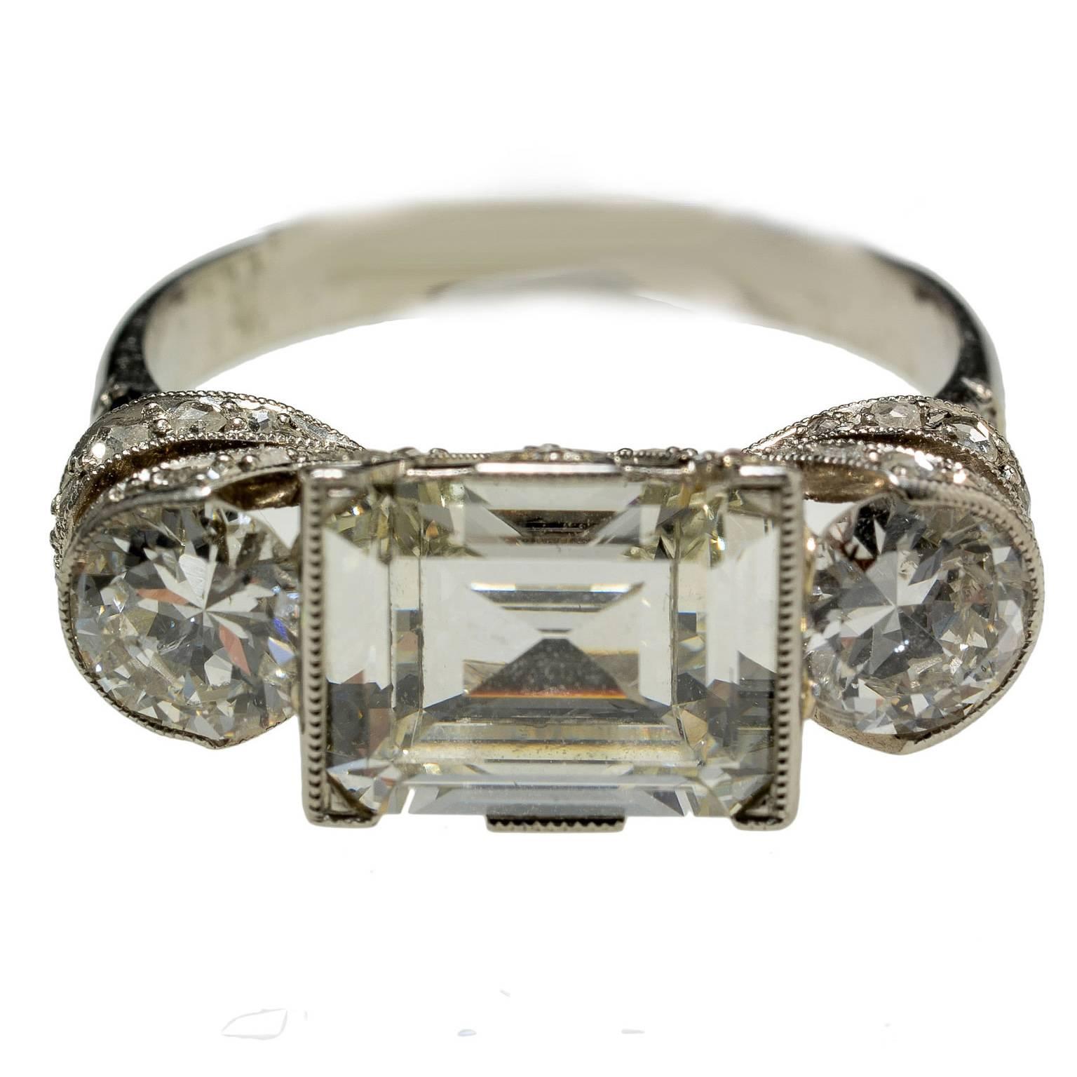 Platinum and Diamond Art Deco Rare Three-Stone Ring, circa 1920 In Good Condition For Sale In London, GB