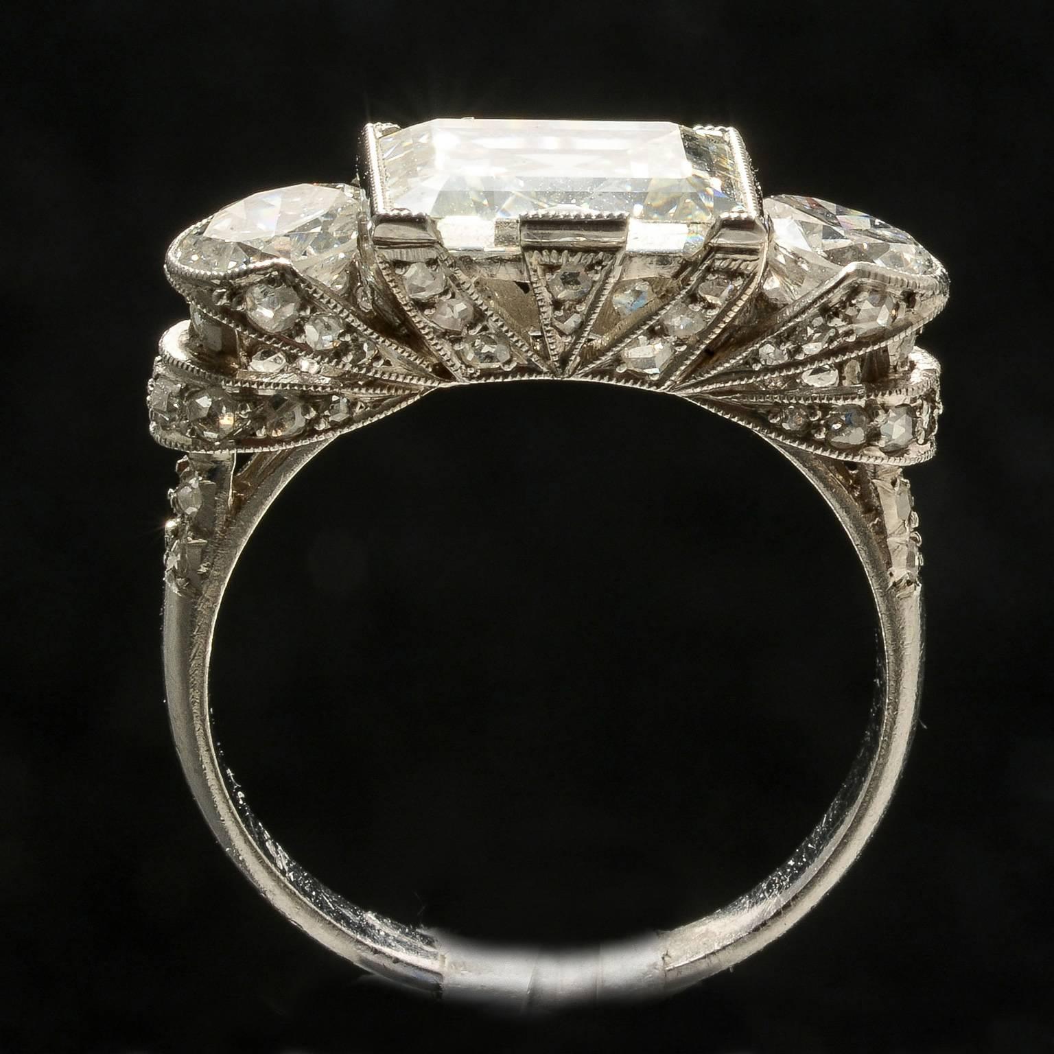 Platinum and Diamond Art Deco Rare Three-Stone Ring, circa 1920 For Sale 1